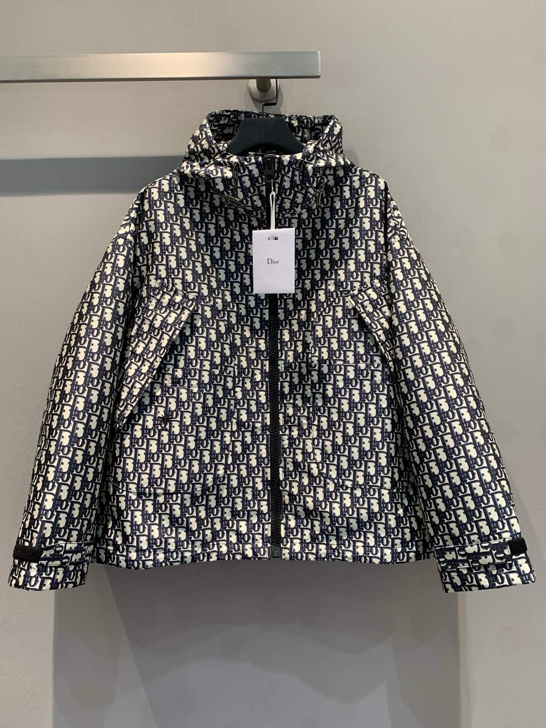 NO:296477,New model is shipped. Original development CD2025 early spring new old-fashioned hooded jacket. The waterproof hooded jacket is decorated with blue Oblique print. Back to the classic pattern launched by Dior in 1967. It is carefully crafted with blue taffeta jacquard fabric. It is matched with zipper closure. Two large front pockets and adjustable bottom drawstrings. The decoration is more refined with bee embroidery. It can be matched with other Oblique printed items to create a delicate and casual look. Number of 36 38 40,,dior,jackets & coats,hats,alexander wang19860909新款出货啦 原版开发 CD2025早春新款老花连帽夹克 防水连帽夹克饰以蓝色Oblique 印花 回溯 Dior 于 1967 年推出的经典图案 采用蓝色塔夫绸科技提花面料精心制作 搭配拉链开合 两个正面大号口袋以及可调节的底边抽绳 饰以小蜜蜂刺绣更显精致,可与其他 Oblique 印花单品搭配,打造精致的休闲造型.码数36 38 40,,dior,jackets & coats,hats,alexander wang,Women's clothing