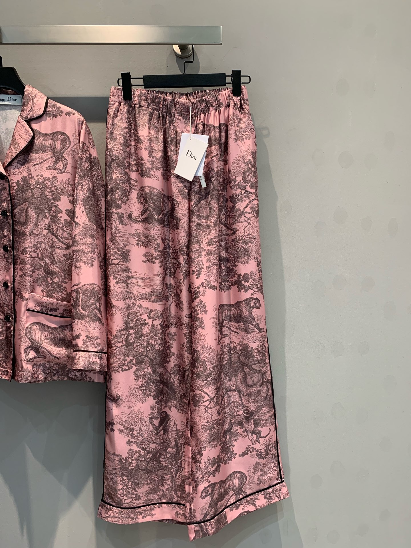 NO:297529,New style shipped top skirt!  Buy one set - 40!  CD Early Autumn New Animal Silk Set From Dior Chez Moi Series Adorned with Reverse Juyi Printing Reinterpretation of Dior's classic logo highlights the color reverse effect Elaborately made of mulberry silk twill fabric Home style light and elegant Lazy romantic vacation style Number 36 38 40,,dior,versace,skirts,real silk,alexander wang19860909新款出货啦上衣半裙！一套购买-40！CD早秋新款动物真丝套装 来自 Dior Chez Moi 系列 饰以 Reverse 茹伊印花图案 重新演绎 Dior 的经典标识 突显反色效果 采用桑蚕丝斜纹面料精心制作 居家造型风轻盈高雅 慵懒的浪漫度假风 码数36 38 40,,dior,versace,skirts,real silk,alexander wang,Women's clothing