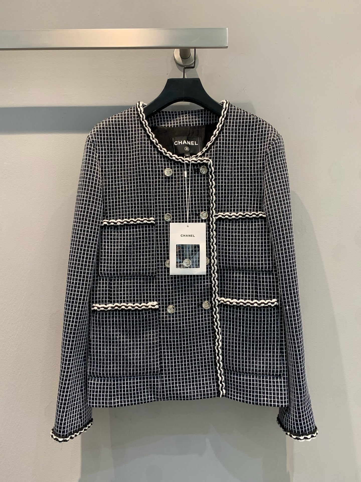 NO:297525,New models are shipped. Original development. Cjia 2025. The new four-pocket tweed jacket in early spring is a perfect example of elegance and exquisiteness. The tweed material is full of texture and shows high-quality quality. The design of the four pockets is practical and fashionable. The silk lining is soft and smooth, giving you the ultimate comfort experience. The classic style is never out of date and has a strong matching ability. Whether it is matched with skirts or trousers, it can show unique charm and style. Wearing this jacket becomes the focus of the fashion industry and exude the elegant temperament of Xiangjia. Number 36 38 40, chanel, chanel, skirts, jackets & coats, real silk, alexander wang19860909新款出货啦 原版开发 C家2025 早春新款四口袋粗花呢外套,优雅与精致的完美典范.粗花呢材质,质感十足,尽显高级品质.四个口袋的设计,兼具实用性与时尚感.内衬真丝,柔软光滑,给你带来极致的舒适体验.经典的款式,永不过时,搭配性极强.无论是搭配裙装还是裤装,都能展现出独特的魅力与风格.穿上这件外套,成为时尚界的焦点,散发香家的优雅气质.码数36 38 40,,chanel,chanel,skirts,jackets & coats,real silk,alexander wang,Women's clothing