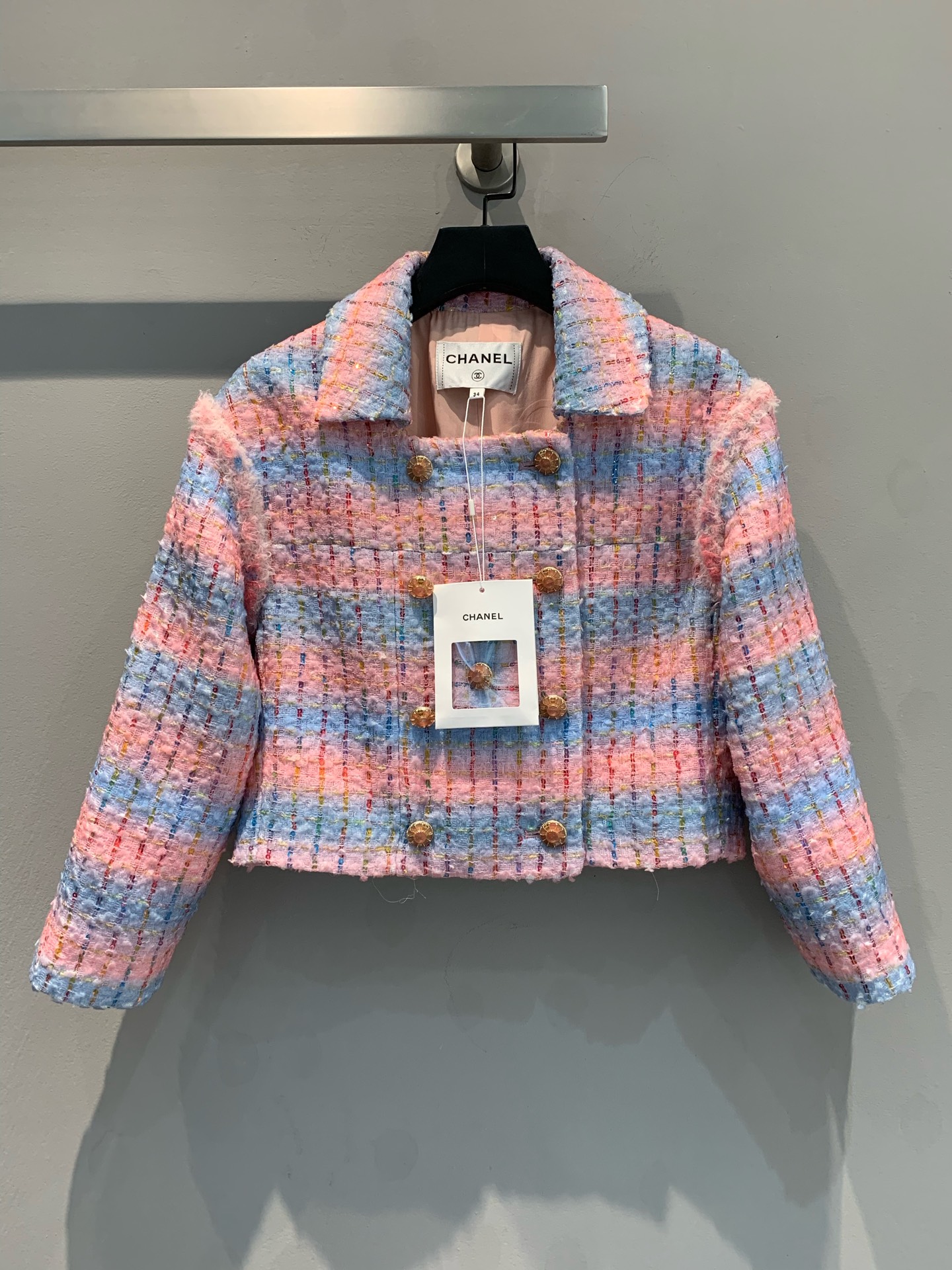 NO:297522,New model is shipped. Original development. C home 2025 early spring new pink and blue color-blocked sequin jacket. It is made of imported cotton wool and other yarns. The lining is fixed-dyed mulberry silk jacquard. The gentle encounter between pink and blue creates a different romantic style. The sequins are dotted like stars, shining brightly between the flow of light and shadow, showing a luxurious texture. The classic tailoring and unique colors and materials not only inherit Chanel's elegant heritage, but also incorporate modern fashion vitality. It seems that wearing it, you can stroll in the fashionable clouds, becoming the focus of everyone's attention, interpreting unique charm and personality. Number of codes 36 38 40, chanel, chanel, jackets & coats, alexander wang19860909新款出货啦 原版开发 C家2025早春新款粉蓝拼色亮片外套.采用进口棉羊毛与其他纱线混织而成.内衬定染桑蚕丝提花.粉与蓝的温柔邂逅,碰撞出别样的浪漫风情,亮片如繁星般点缀其上,在光影流转间熠熠生辉,尽显奢华质感.经典的剪裁搭配独特的色彩与材质,既传承了香奈儿的优雅底蕴,又融入了现代的时尚活力,仿佛穿上它,便能漫步于时尚的云端,成为众人瞩目的焦点,诠释着独一无二的魅力与个性.码数 36 38 40,,chanel,chanel,jackets & coats,alexander wang,Women's clothing