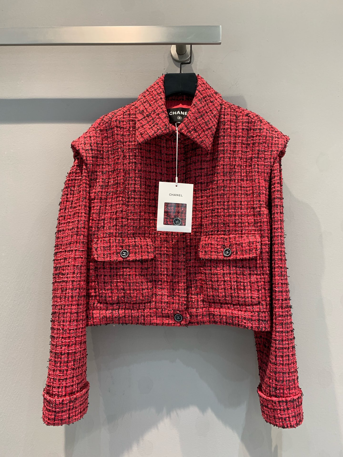 NO:297519,The new model is shipped. Original development. C home 2025 early spring new double C button braided tweed fly sleeve jacket. The overall clothes are made of popular colors. The fruit wine in the city is deep and full. The truncated design of modern fashion and classic design makes the jacket lighter, highlighting the waistline and showing the wearer's figure curve. The design creates the visual effect of layering and complexity of the two clothes. This layered design not only increases visual richness, but also brings the wearer a sense of fashion and personalized dressing style. Number of codes 36 38 40,,chanel, jackets & coats, jackets & coats, alexander wang19860909新款出货啦 原版开发 C家2025早春新品双C扣编织粗花呢飞袖外套.衣服整体采用流行色元素,浓都的果酒色调深邃而饱满,现代时尚与经典设计结合的款式截短设计使得夹克更加轻盈 突出腰线,展现穿着者的身材曲线,设计营造出两件衣服叠穿的视觉效果 增加了层次感和复杂性,这种分层设计不仅增加视觉上的丰富性,还为穿着者带来了时尚感和个性化穿搭风格 .码数 36 38 40,,chanel,jackets & coats,jackets & coats,alexander wang,Women's clothing