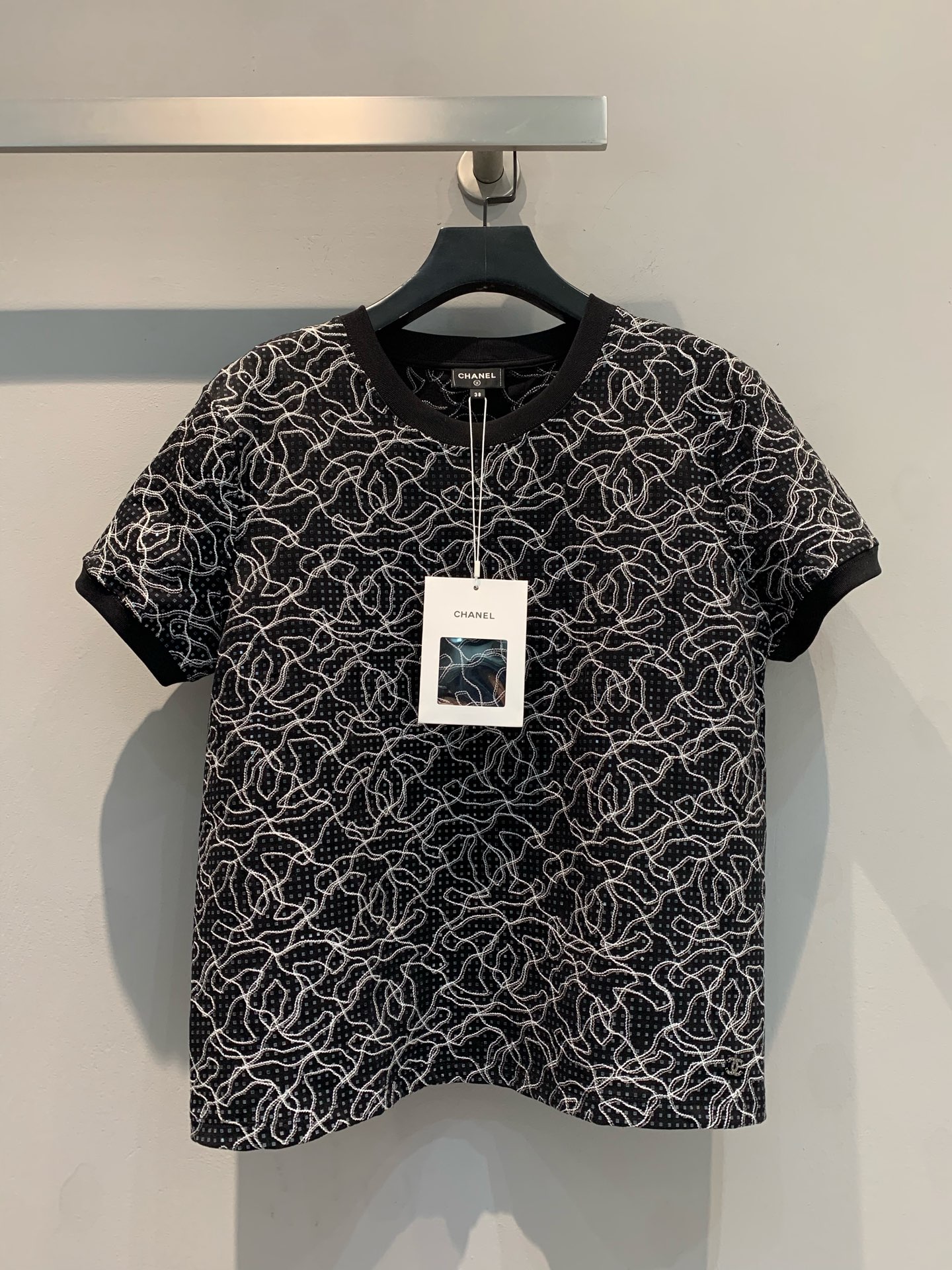 NO:297516,The new model is shipped. Original development. C home 2025 early spring new heavy-industrial embroidered iron diamond round neck short-sleeved T-shirt. Round neck straight shoulder short-sleeved style. The threaded edge and large body form a contrasting color effect. The ready-to-wear full of embroidery threaded hooks, like camellia petals layered. Double C hidden in it. The hot diamonds are blended with the garment. The ready-to-wear is gorgeous and exquisite. A heavy-working and irresistible item. Showing high-end tone. Regular style. The outfit is not picky about the figure. The matching is exquisite and elegant at will. It has anti-counterfeiting logo. Embroidered due to craftsmanship. Fairies are recommended to wear a base strap inside. The same is true for the counter YB. Ceiling level. Number of 36 38 40,,chanel,T-shirt,tees,t-shirt,alexander wang19860909新款出货啦 原版开发 C家2025早春新款重工刺绣烫钻圆领短袖T恤.圆领正肩短袖版型 螺纹包边与大身形成撞色效果 成衣通体满铺刺绣走线钩花 宛若山茶花瓣层层叠叠 双C隐藏其中 烫钻加持融入 成衣华丽且精致 一件重工且无法抗拒单品 彰显高级调性 常规版型 穿搭不挑身材 随意搭配出精致优雅气质 带有防伪标识,因工艺绣花 皮肤敏感仙女建议内搭打底吊带 专柜YB也是如此 天花板级别 码数36 38 40,,chanel,T-shirt,tees，t-shirt,alexander wang,Women's clothing