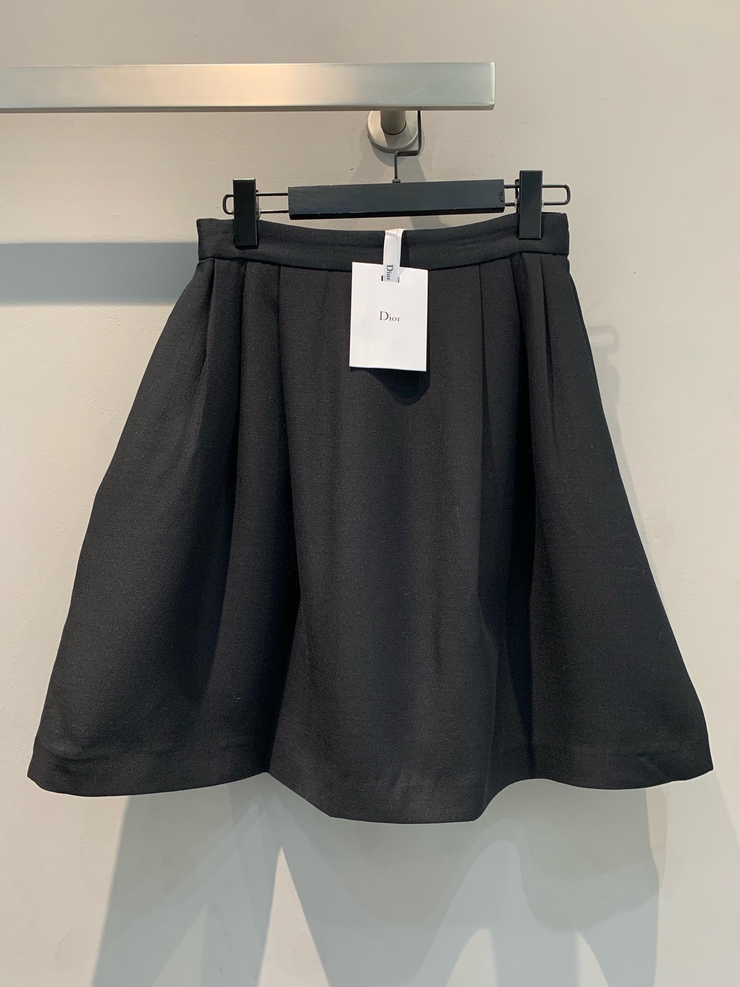 NO:297512,New models are shipped!  CD early spring new silk-wool heavy-chock skirt, purchased from 23,500 yuan, fixed-wool heavy-chock fabric, loose large skirt hem waist hand-shaped symmetrical pleated craftsmanship, small skirt but super fertile fabric, mulberry silk lining, dark pockets on both sides add a sense of casualness, this skirt can be worn almost all tops this season!  36-38-40-42,,skirts,alexander wang19860909新款出货啦！CD早春新款丝毛重乔半裙,原版23500购入,定织高支羊毛重乔面料,宽松大裙摆腰头手工对称压褶工艺,小小一条半裙却超级费面料,桑蚕丝里衬,两侧暗口袋增加休闲感,这条半裙几乎可搭本季的所有上衣！36-38-40-42,,skirts,alexander wang,Women's clothing