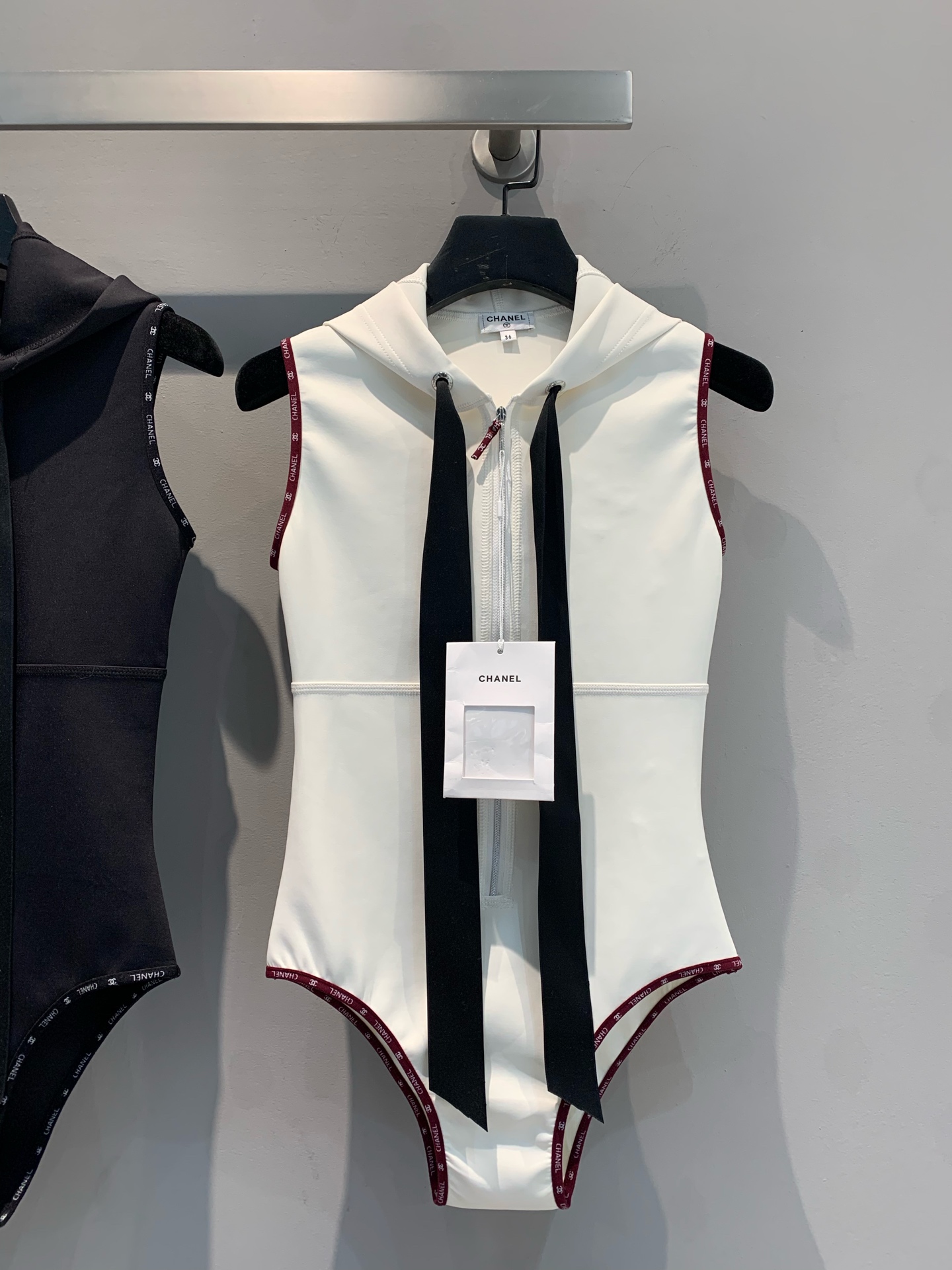 NO:320280,New models are shipped, original development, C home 2025 early spring new model, vacation style elastic knitted zipper hooded one-piece swimsuit. Must-in-one vacation swimsuit this season!  Hooded zipper plaid one-piece vest swimsuit design is convenient to put on and take off. Black bow tie-fitting design embellishments on the neckline. Edge and zipper are both iconic prints of the brand letters. It will definitely be a popular item!  36 38 40, chanel,hats,swimsuits,alexander wang19860909新款出货啦 原版开发 C家2025早春新款 度假风弹性针织拉链连帽连体泳衣.本季必入度假泳装！连帽拉链开襟连体背心泳衣设计 穿脱便利 领口黑色蝴蝶结系带设计点缀 封边及拉链均品牌字母标志性印花 绝对会是热门单品！码数36 38 40,,chanel,hats,swimsuits,alexander wang,Women's clothing