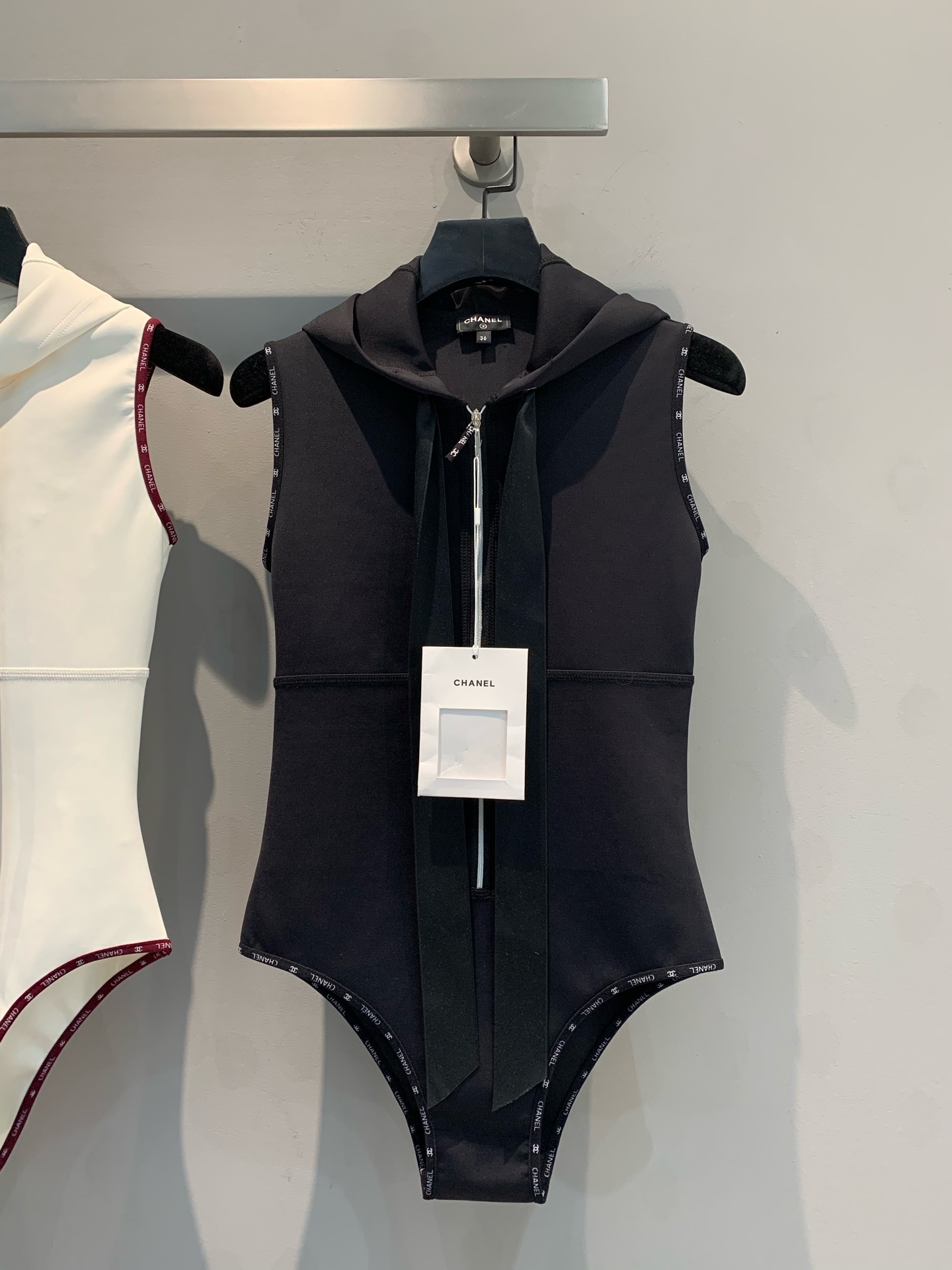 NO:320277,New model shipped M original development C home 2025 early spring new model vacation style elastic knitted zipper hooded one-piece swimsuit. Must-in-one vacation swimsuit this season!  Hooded zipper plaid one-piece vest swimsuit design is convenient to put on and take off. Black bow tie-fitting design embellishments on the neckline. Edge and zipper are both iconic prints of the brand letters. It will definitely be a popular item!  36 38 40, chanel,hats,swimsuits,alexander wang19860909新款出货啦M原版开发 C家2025早春新款 度假风弹性针织拉链连帽连体泳衣.本季必入度假泳装！连帽拉链开襟连体背心泳衣设计 穿脱便利 领口黑色蝴蝶结系带设计点缀 封边及拉链均品牌字母标志性印花 绝对会是热门单品！码数36 38 40,,chanel,hats,swimsuits,alexander wang,Women's clothing