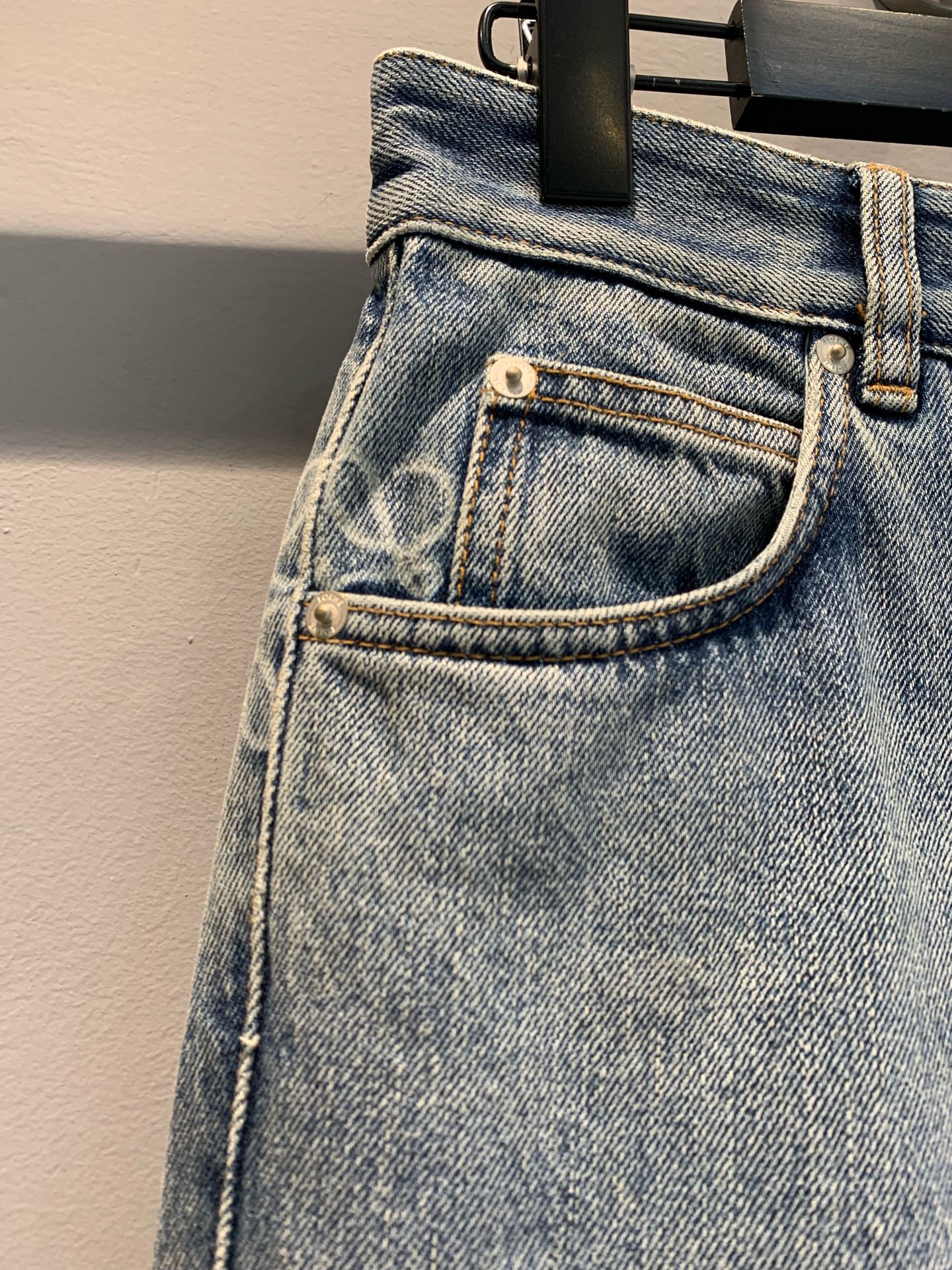 新款🔥出货啦📢 原版实拍 Loew*2025早春新款杨幂同款弯刀牛仔裤。采用牛仔纯棉材质，以其精湛的工艺