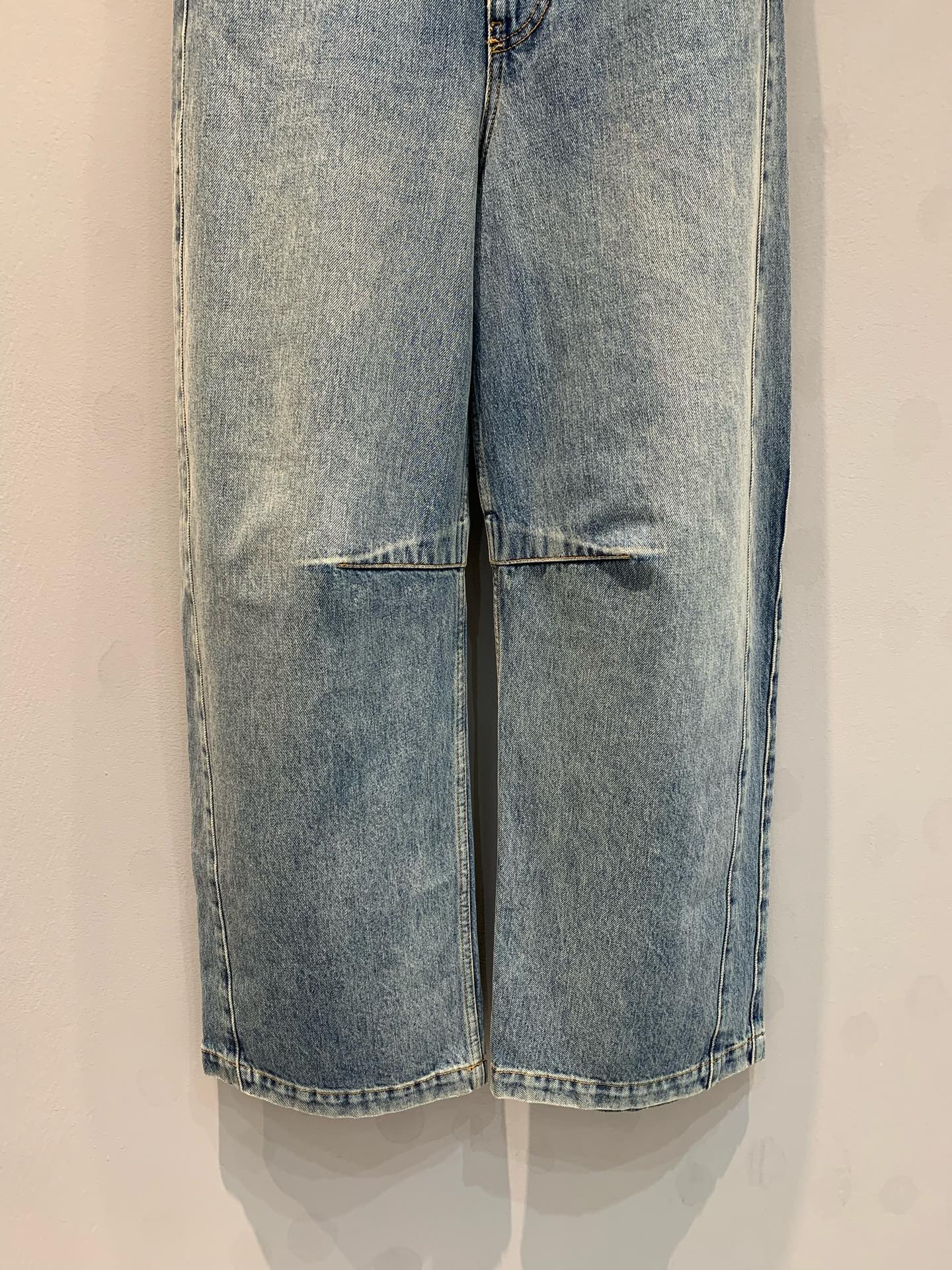 新款🔥出货啦📢 原版实拍 Loew*2025早春新款杨幂同款弯刀牛仔裤。采用牛仔纯棉材质，以其精湛的工艺