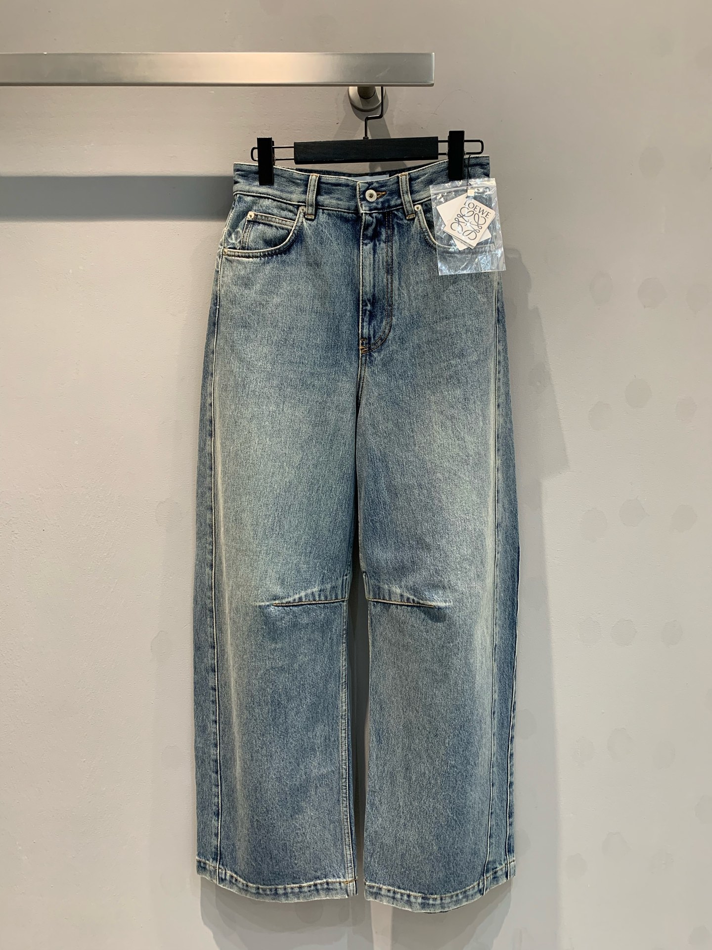 NO:327073,New style is shipped. Original real shot. Loew*2025 early spring new style Yang Mi's same scimitar jeans. It is made of pure denim cotton, with its exquisite craftsmanship and unique design. The loose trouser leg design has both a casual and free and unrestrained sense of fashion and exquisite charm. The splicing details at the knees are like a stroke of knowledge, adding a bit of personality and unruly to the overall look, making this jeans stand out instantly. It is not just a pair of pants, but also an expression of attitude, a pursuit of freedom, personality and fashion. Whether it is matched with a simple white T-shirt or a unique shirt, you can easily create your own unique style and let you shine on the fashionable stage. Number 36 38 40,,loewe,jeans,shirts,tees,t-shirt,alexander wang19860909新款出货啦 原版实拍 Loew*2025早春新款杨幂同款弯刀牛仔裤.采用牛仔纯棉材质,以其精湛的工艺和独特的设计,宽松的裤腿设计,既有着随性洒脱的不羁感,又不失时尚的精致韵味.膝盖处的拼接细节,犹如神来之笔,为整体造型增添了几分个性与不羁,让这条牛仔裤瞬间脱颖而出. 它不仅仅是一条裤子,更是一种态度的表达,一种对自由、个性与时尚的追求.无论是搭配简约的白色T恤,还是别致的衬衫,都能轻松打造出属于你的独特风格,让你在时尚的舞台上绽放光彩.码数36 38 40,,loewe,jeans,shirts,tees，t-shirt,alexander wang,Women's clothing