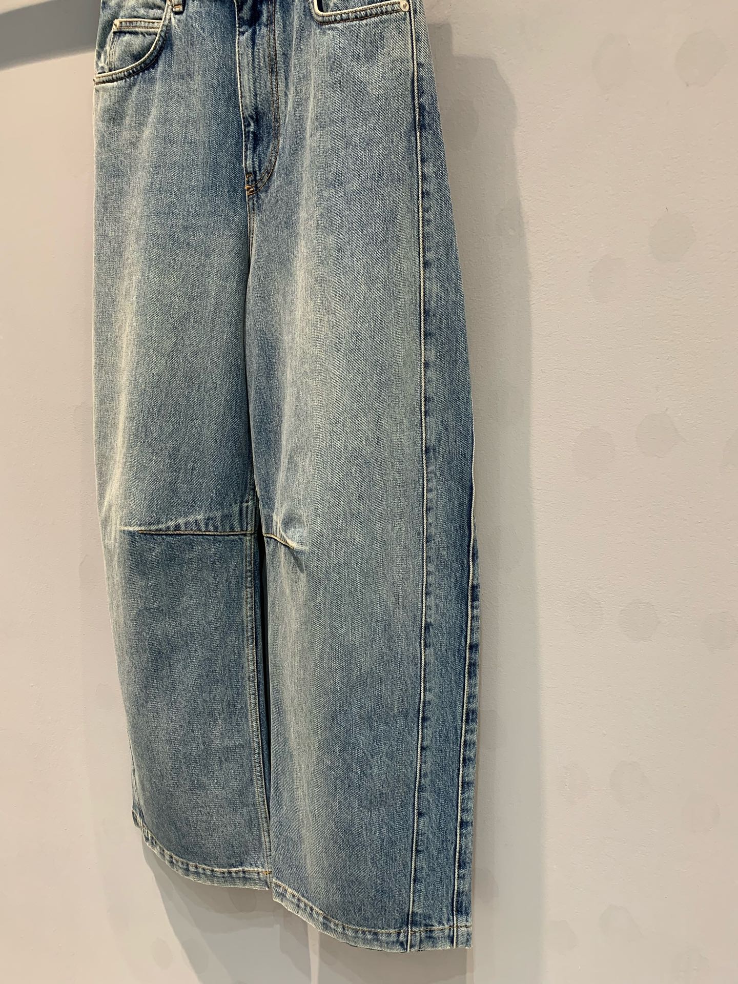 新款🔥出货啦📢 原版实拍 Loew*2025早春新款杨幂同款弯刀牛仔裤。采用牛仔纯棉材质，以其精湛的工艺