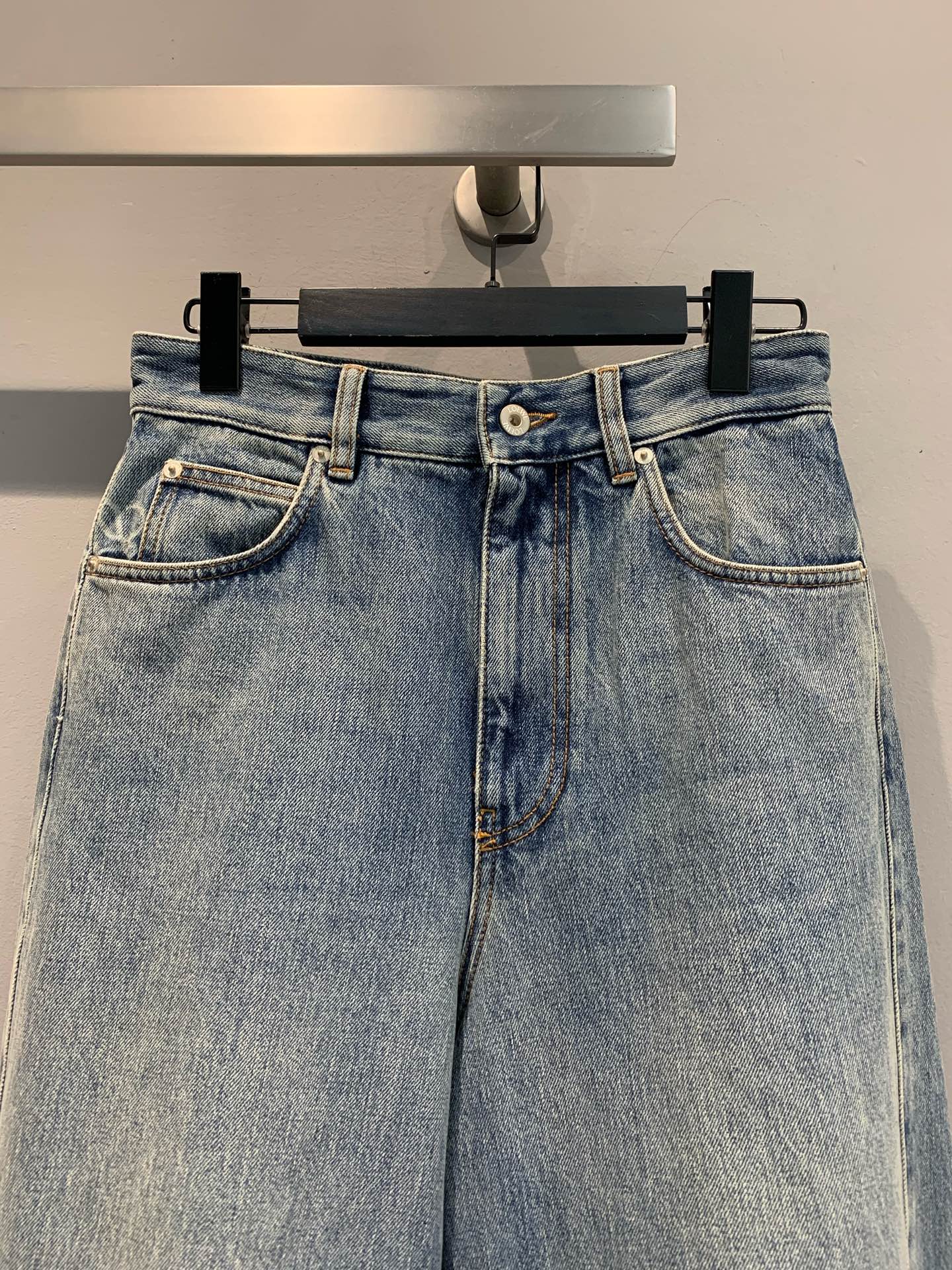 新款🔥出货啦📢 原版实拍 Loew*2025早春新款杨幂同款弯刀牛仔裤。采用牛仔纯棉材质，以其精湛的工艺