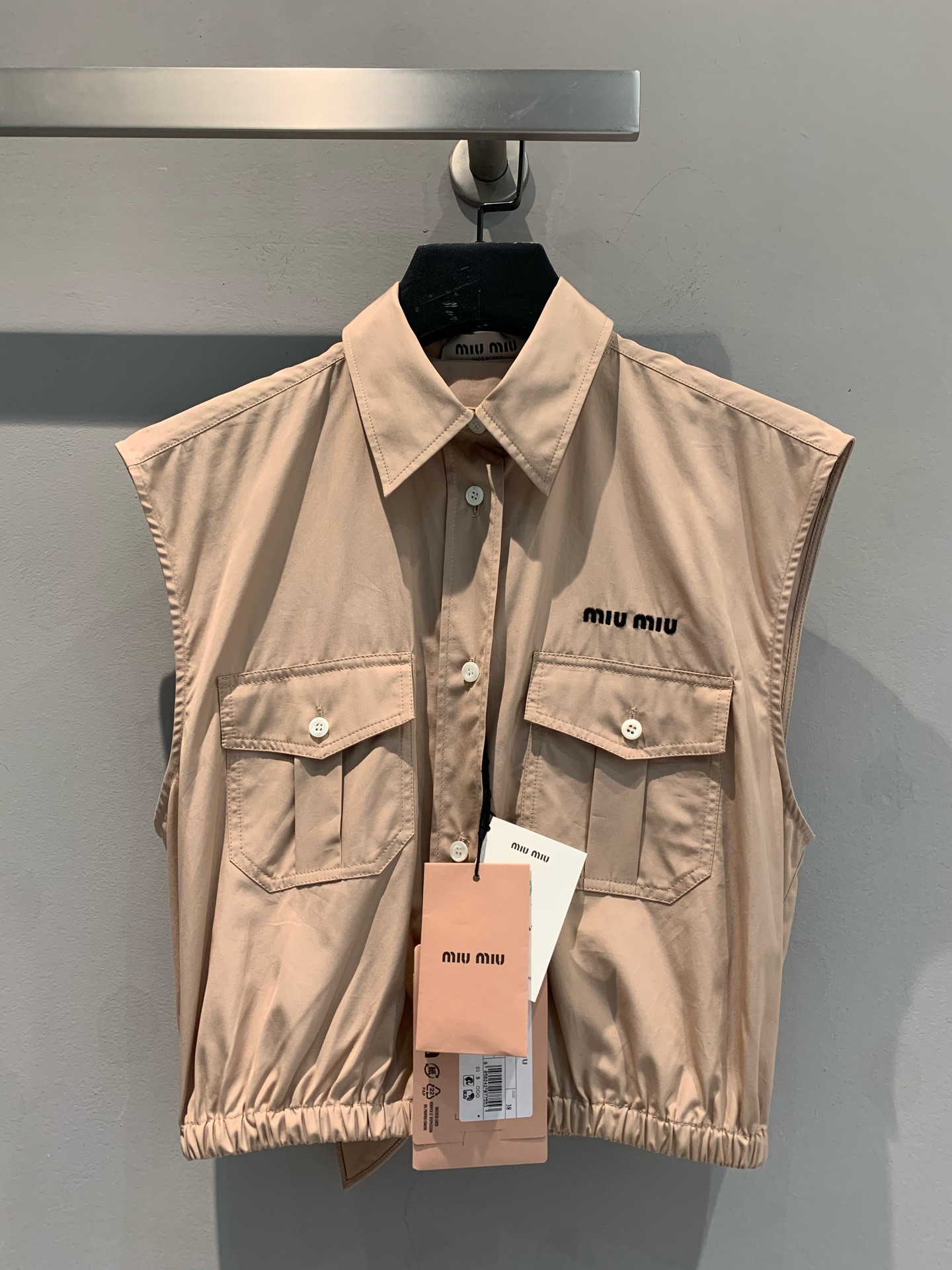 NO:313966,New model pre-sale 7-day shipping Original real shot Miumi 2025 early spring new bow tied shirt. Custom imported pure cotton fabric, classic khaki, simple and high-end. Neat lapels, paired with double pocket design, cool. Exquisite brand logo embellishment, highlighting unique taste. The details of the clothes are unique, both fashionable and comfortable. Easily create an eye-catching shape and add this trendy bright color to the wardrobe. Number 36 38 40,,miumiu,shirts,alexander wang19860909新款预售7天出货 原版实拍 Miumi2025早春新款蝴蝶结系带衬衫.定制进口纯棉面料,经典卡其色,简约又高级.利落翻领,搭配双口袋设计,酷感十足.精致品牌标识点缀,彰显独特品味.衣摆细节别致,时尚与舒适兼具.轻松打造吸睛造型,为衣橱添上这一抹潮流亮色.码数36 38 40,,miumiu,shirts,alexander wang,Women's clothing