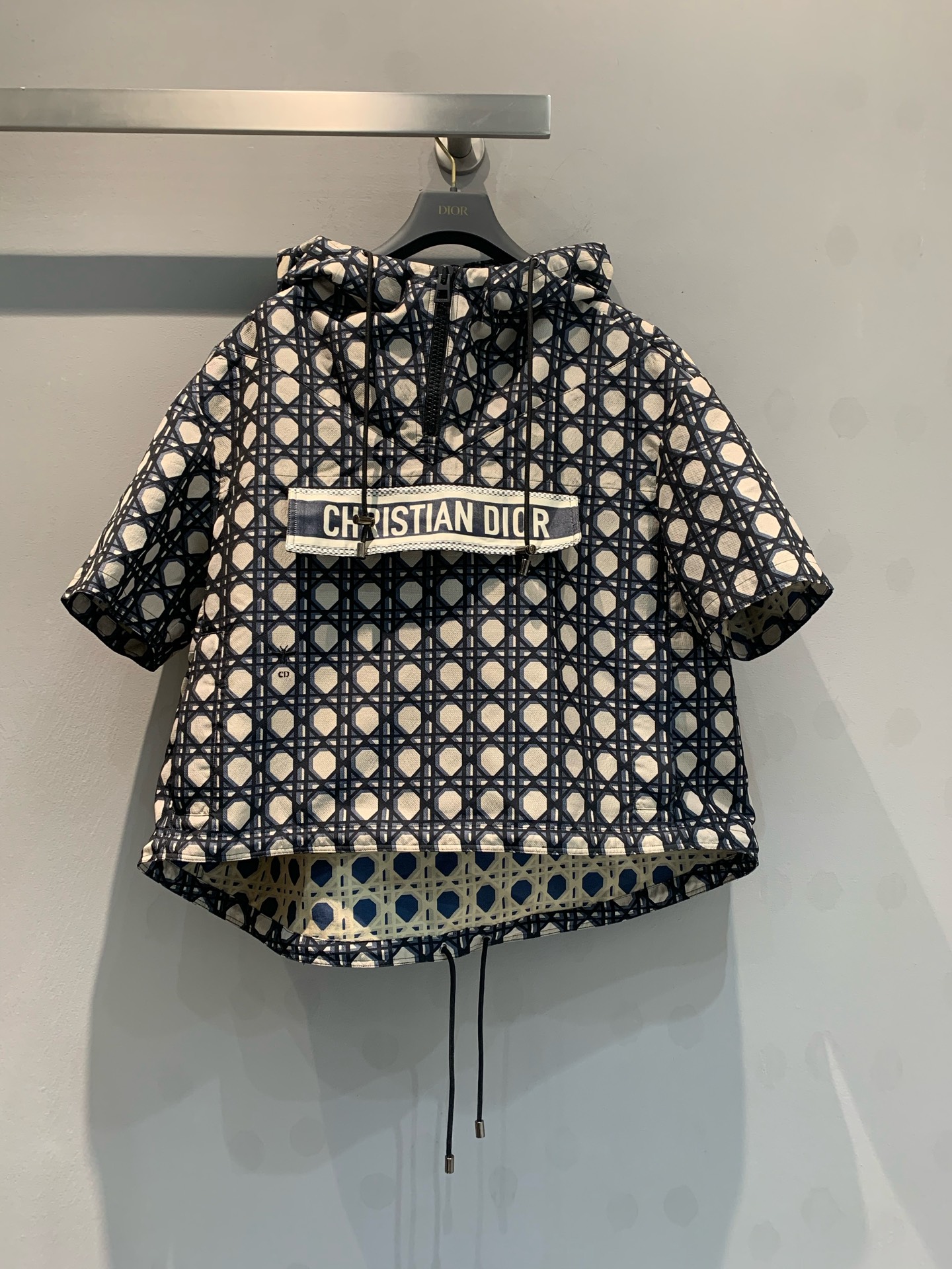 NO:314615,New style is shipped. Original development CD twig jacquard jacquard is decorated with classic oversized rattan plaid pattern. It is carefully crafted from navy blue taffeta technology fabric, paired with zippered neckline, uncovered hidden bags, two side pockets and a flip cover decorated with Christian Dior logo. Loose short style and short sleeve design can be matched with this season's various casual outfits, or matched with other oversized rattan plaid items to create a delicate matching look. Number 36 38 40,,dior,T-shirt,alexander wang19860909新款出货啦 原版开发 CD藤格提花冲锋衣 饰以经典的超大藤格纹图案.采用海军蓝色塔夫绸科技面料精心制作,搭配拉链领口、无盖暗袋、两个侧面口袋和饰以Christian Dior 标志的翻盖.宽松短款版型,短袖设计,可搭配本季的各式休闲装扮,亦可与其他超大藤格纹单品搭配,打造精致的配套造型.码数36 38 40,,dior,T-shirt,alexander wang,Women's clothing