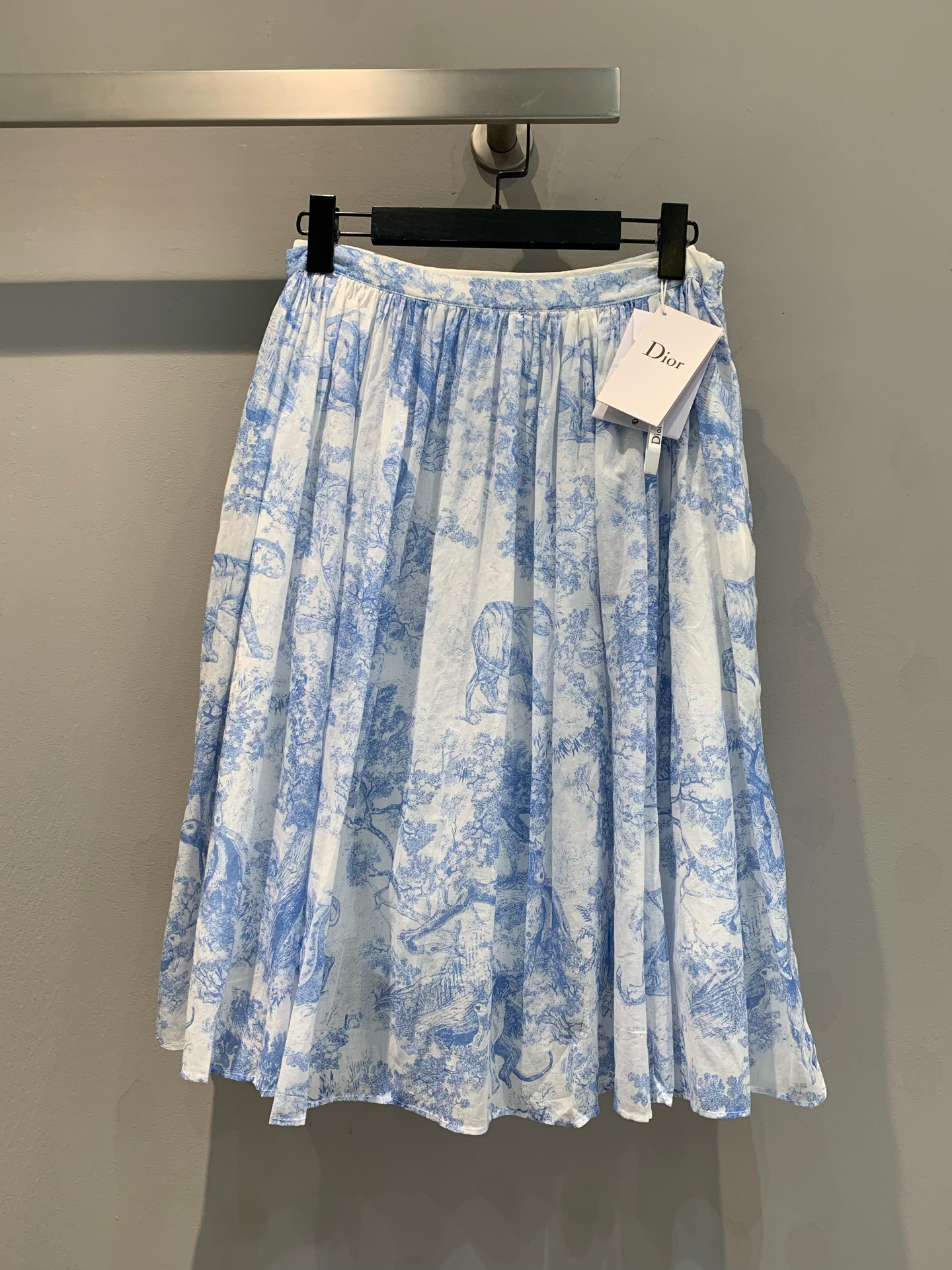 NO:313959,New style shipped CD Spring new style Animal Juyi short skirt The flared skirt is an iconic item in Dior silhouette Re-interpreted with a new knee-length design Cotton tulle carefully crafted to highlight the iconic Juyi print pattern Can be worn with various shirts this season to create a delicate and elegant look Size 36 38 40,,dior,skirts,shirts,alexander wang19860909新款出货啦CD春季新款 动物茹伊印花短款半裙 喇叭半身裙是 Dior 廓形的标志性单品 采用全新的及膝设计重新演绎 棉质薄纱精心制作 突显标志性的茹伊印花图案 可与本季各式衬衫 搭配穿着 打造精致的优雅造型 码数36 38 40,,dior,skirts,shirts,alexander wang,Women's clothing