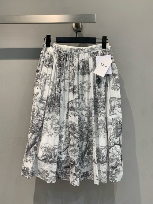 Dior Jupe Trapèze Courte Imprimée Toile de Jouy, Collection Printemps, Élégance Raffinée 1 Dior Jupe Trapèze Courte Imprimée Toile de Jouy, Collection Printemps, Élégance Raffinée