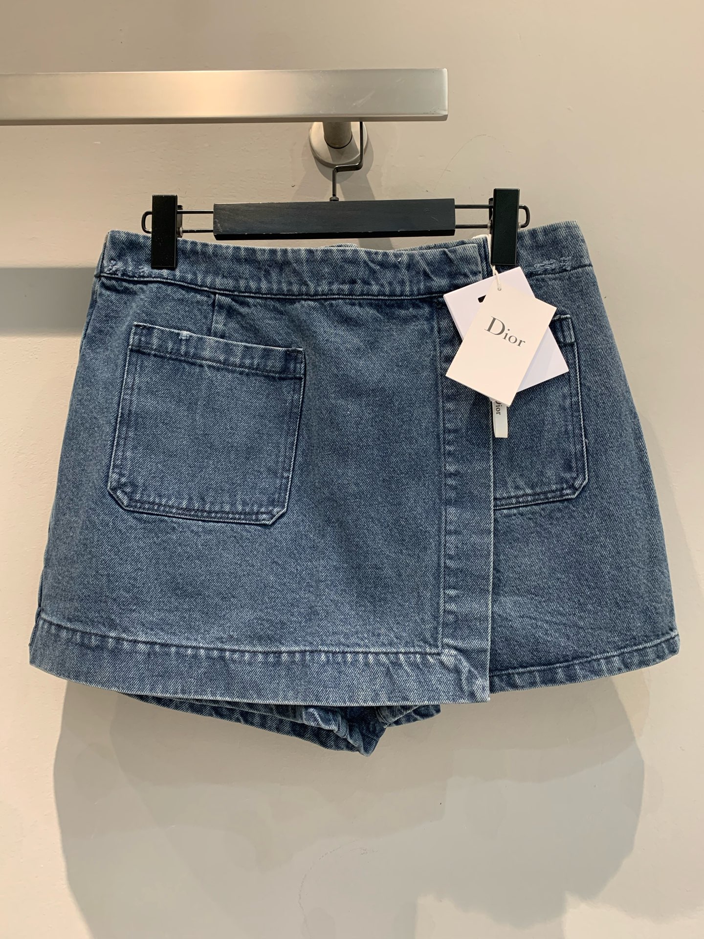 NO:324920,Special offer!  The new CD high-waisted jeans skirt, classic denim blue, special faded washing, clean and neat tailoring, unique and beautiful, universal and versatile item, not picky in the legs, simple upper body, showing long legs, 38 40 42,, skirts, jeans, alexander wang19860909特价！翻单出货啦 新款 CD高腰牛仔裤裙 经典牛仔蓝 特殊褪色水洗 干净利落的剪裁即特别又好看 万能百搭的单品 不挑腿型 上身简单显腿长 码数38 40 42,,skirts,jeans,alexander wang,Women's clothing