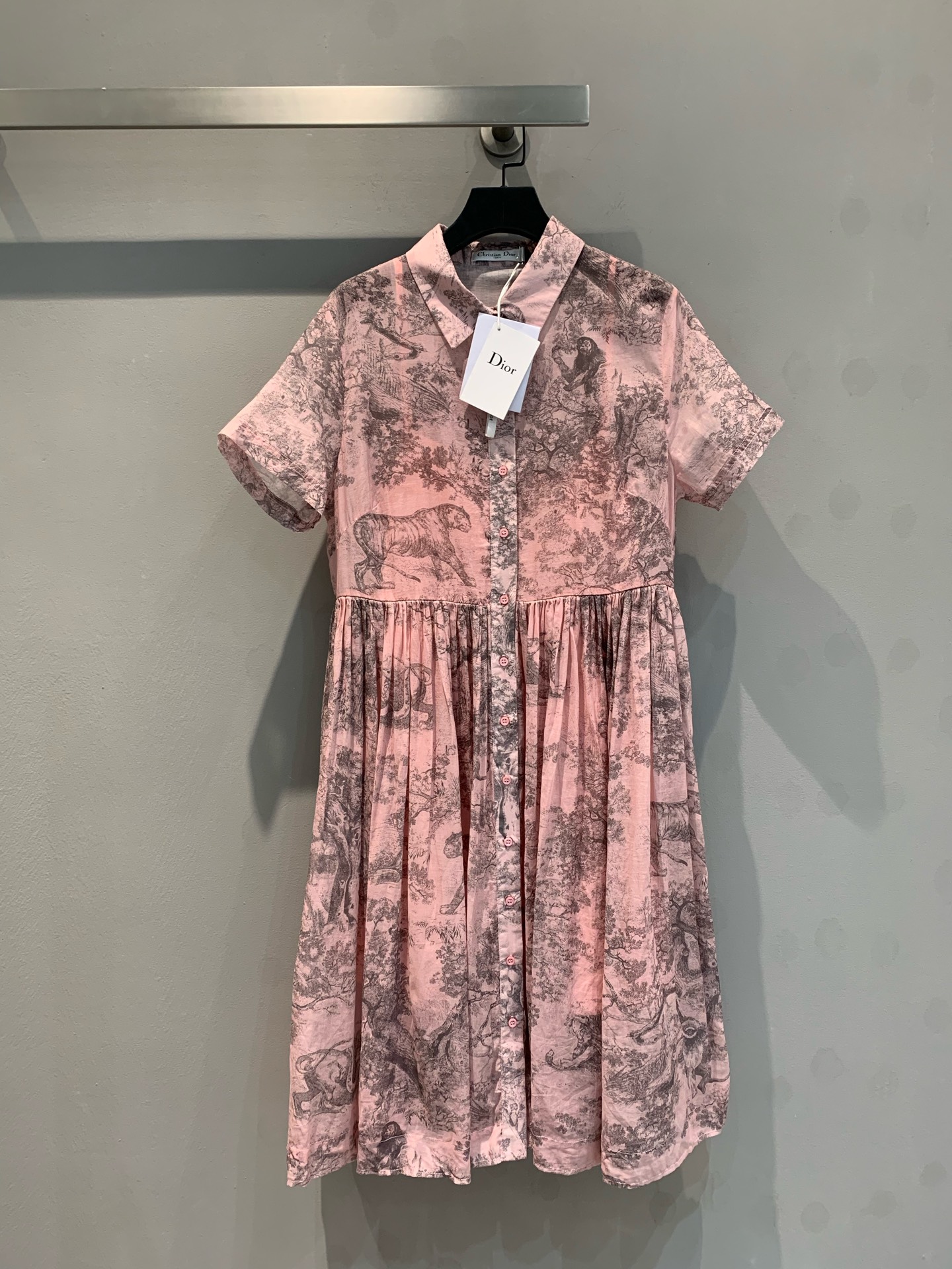 NO:308489,New style shipped CD early autumn new lapel short-sleeved animal dress, the shirt-style dress is decorated with Dior's signature joi print, carefully crafted in cotton tulle, and has been washed twice with ready-to-wear. The fabric is soft and thin without shrinking. The flowing mid-length design, the front buttons are open and closed mother-of-pearl buttons, paired with wide corner collar and pleated details to enhance the style, highlighting the waist curve. The texture is light, elegant and agile, light and elegant, with excellent temperament. 36 38 40,,dior,skirts,shirts,T-shirts,alexander wang19860909新款出货啦CD早秋新款翻领短袖动物连衣裙,衬衫式连衣裙饰以 Dior 标志性的茹伊印花,采用棉质薄纱精心制作,历经两次成衣水洗,面料柔软轻薄不缩水,飘逸的中长款设计,正面纽扣开合珍珠母贝纽扣,搭配宽角领和褶裥细节提升格调,突显腰部曲线 质感轻盈 典雅又灵动,轻扬而风姿卓越. 码数36 38 40,,dior,skirts,shirts,T-shirt,alexander wang,Women's clothing