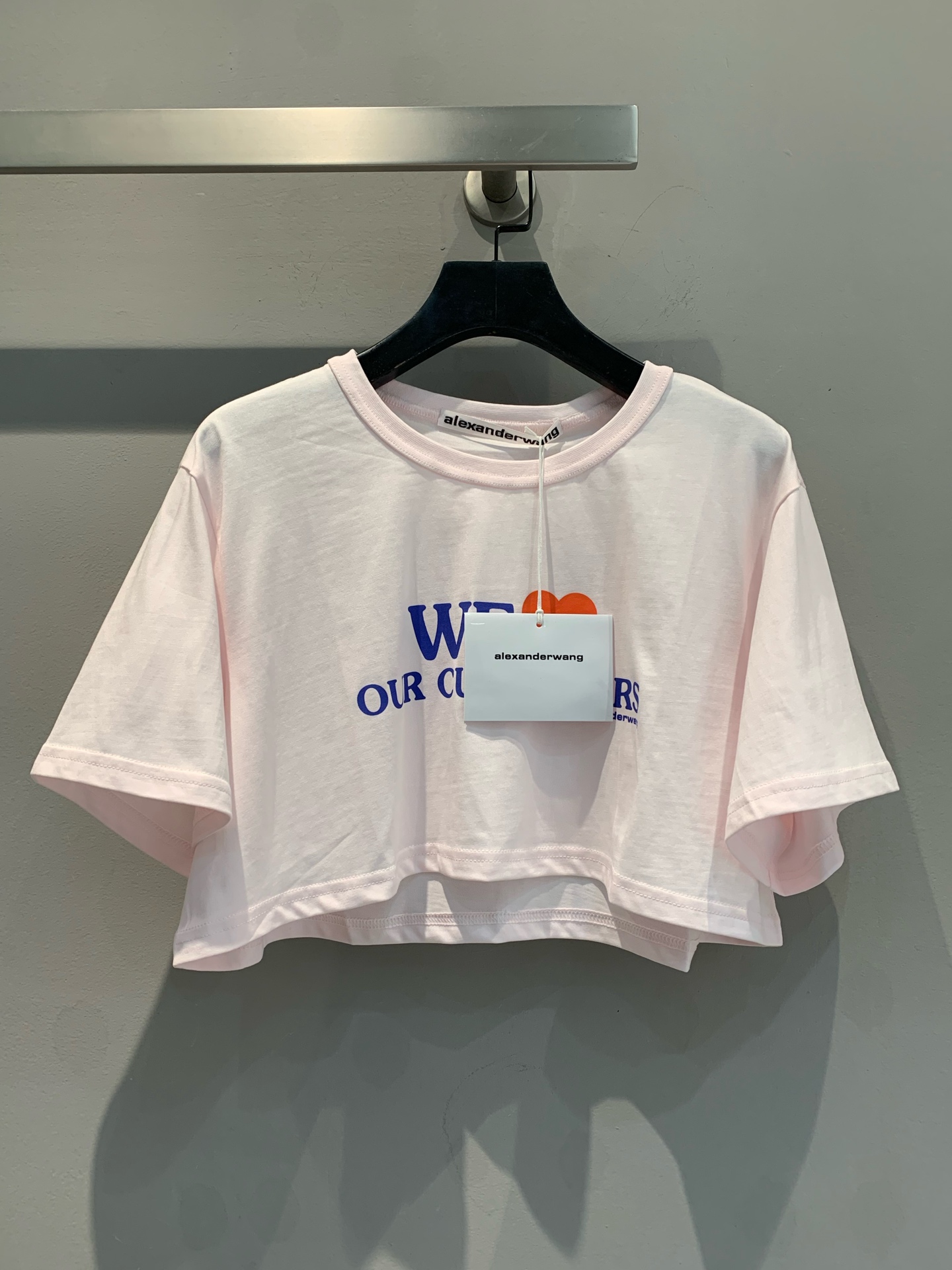 NO:324905,Special offer: Alexande* Spring and summer new simple short t-shirt, original customized pure cotton washing fabric, red and blue letters on the chest, short and wide version, extremely inclusive, high-profile style, flesh-covering style!  SML, alexander wang19860909特价 新款出货啦Alexande*春夏新款简约短t,原版定制纯棉水洗面料,胸前红蓝字母爱心印花,短宽版型上身包容性极强,显高遮肉款！SML,,alexander wang,Women's clothing