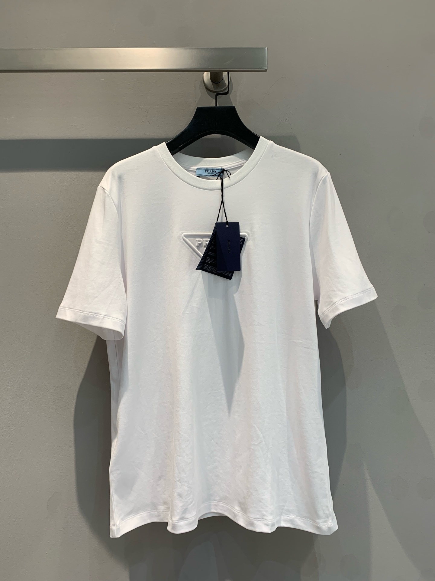 NO:324911,Special offer!  Only L's new model is shipped Prad* early spring new simple T-shirt, with triangular air glue pressing technology on the chest, simple and elegant upper body, refreshing and natural!  Men and women's same style.36-38-40,,prada,tees,t-shirt,alexander wang19860909特价！只有L 新款出货啦Prad*早春新款简约T恤,胸前倒三角空气压胶工艺,上身简约大方,清爽自然！男女同款.36-38-40,,prada,tees，t-shirt,alexander wang,Women's clothing