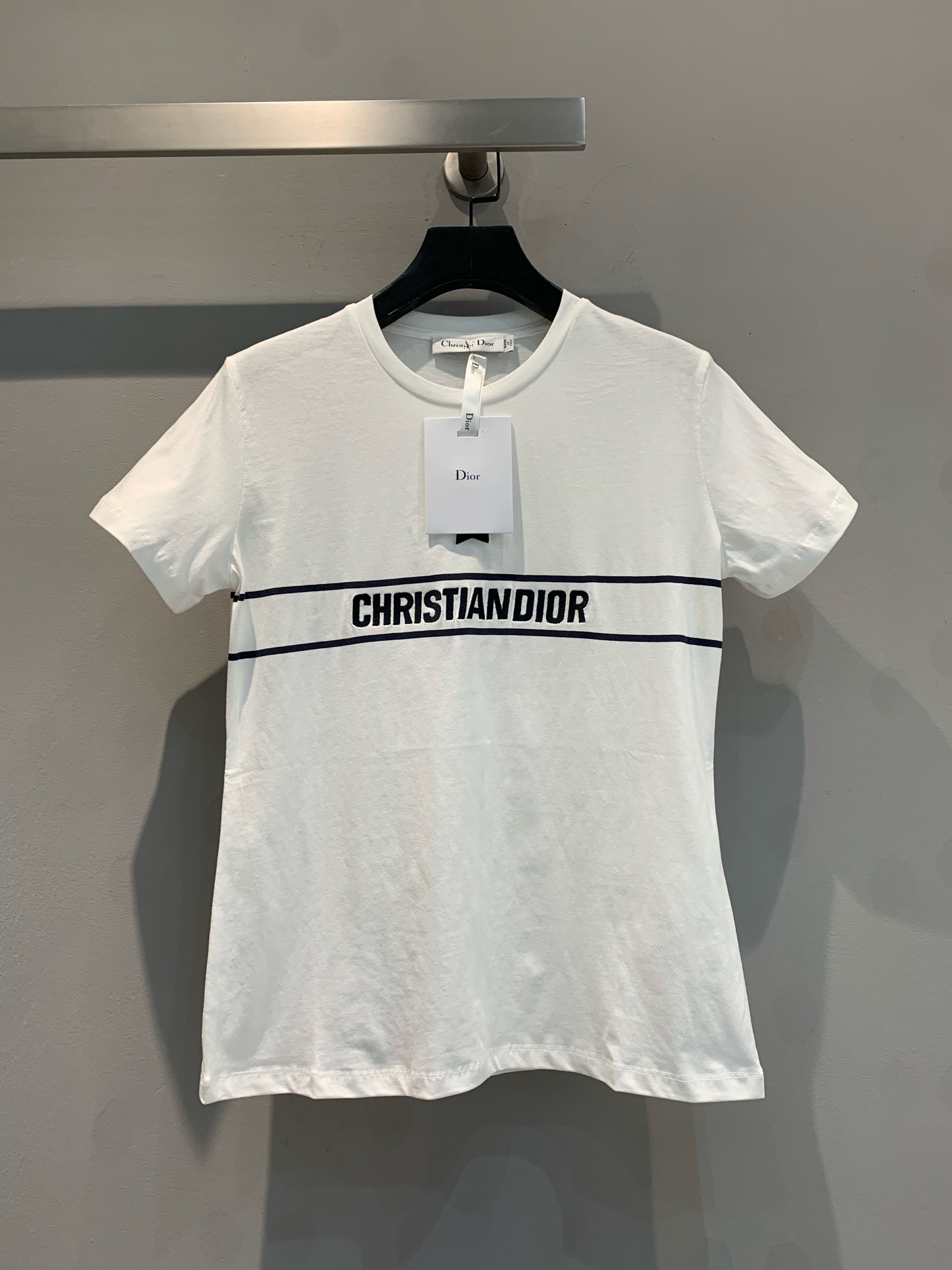 NO:324914,Special offer!  The new CD spring and summer new lucky star T-shirt is made of original imported wash cotton fabric, with the letters on the chest, and the loose style. The upper body is simple and elegant!  Very skin-friendly and breathable.36-38-40,,tees,t-shirt,alexander wang19860909特价！新款CD春夏新款幸运星T恤,采用原版进口水洗棉面料,胸前字母幸运星刺绣,宽松版型.上身简约大气！非常亲肤透气.36-38-40,,tees，t-shirt,alexander wang,Women's clothing