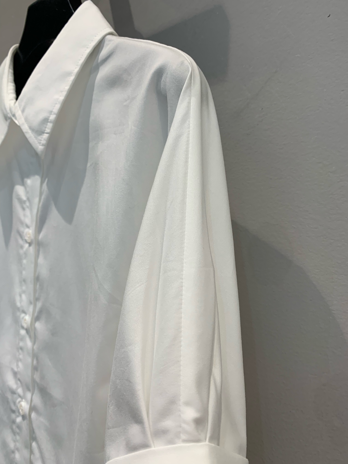 新款🔥出货啦📢！CD春夏新款短袖衬衫，采用原版定制锦棉面料，前摆饰以经典小蜜蜂cd刺绣，袖口和肩部设计使