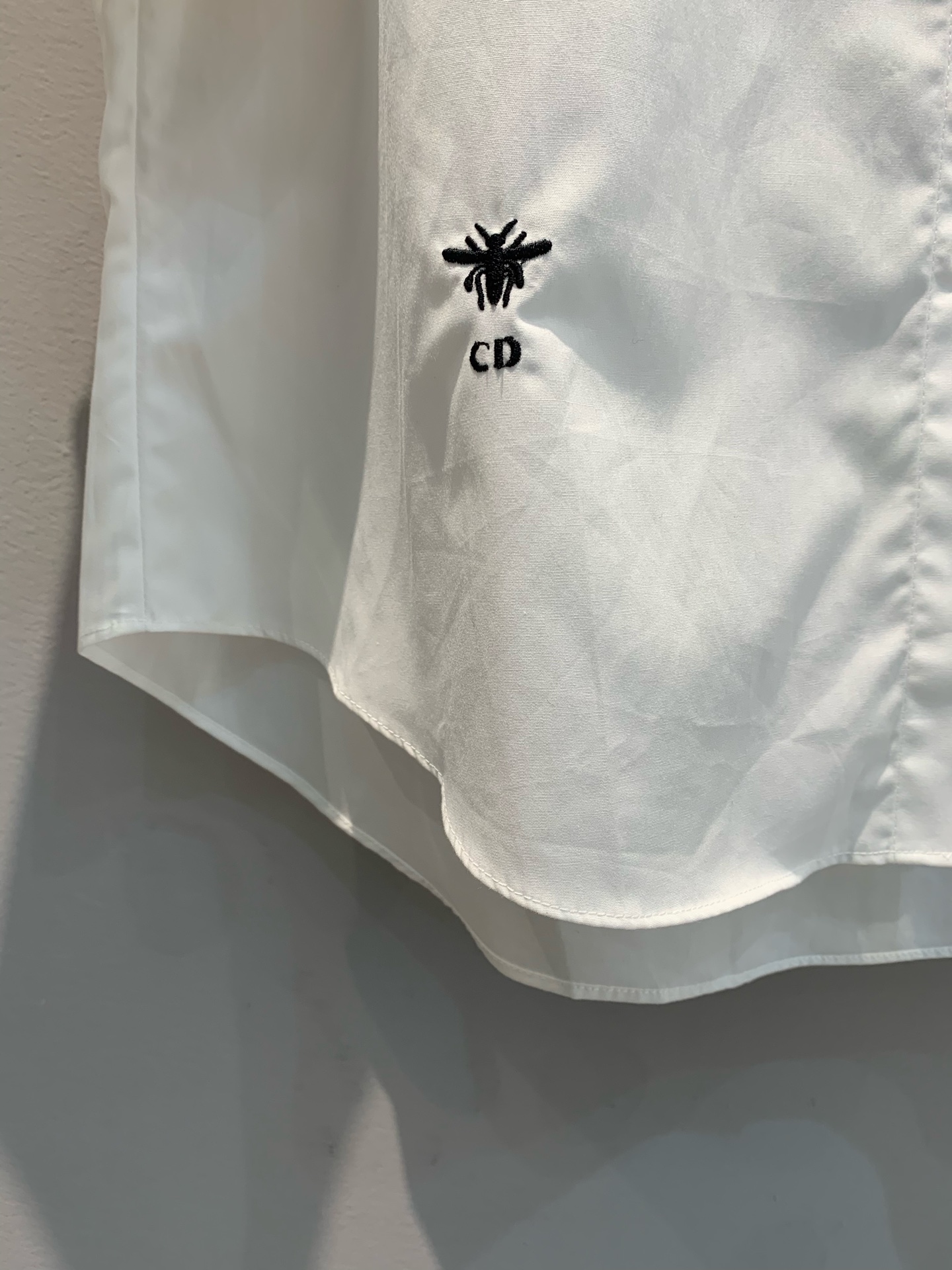 新款🔥出货啦📢！CD春夏新款短袖衬衫，采用原版定制锦棉面料，前摆饰以经典小蜜蜂cd刺绣，袖口和肩部设计使