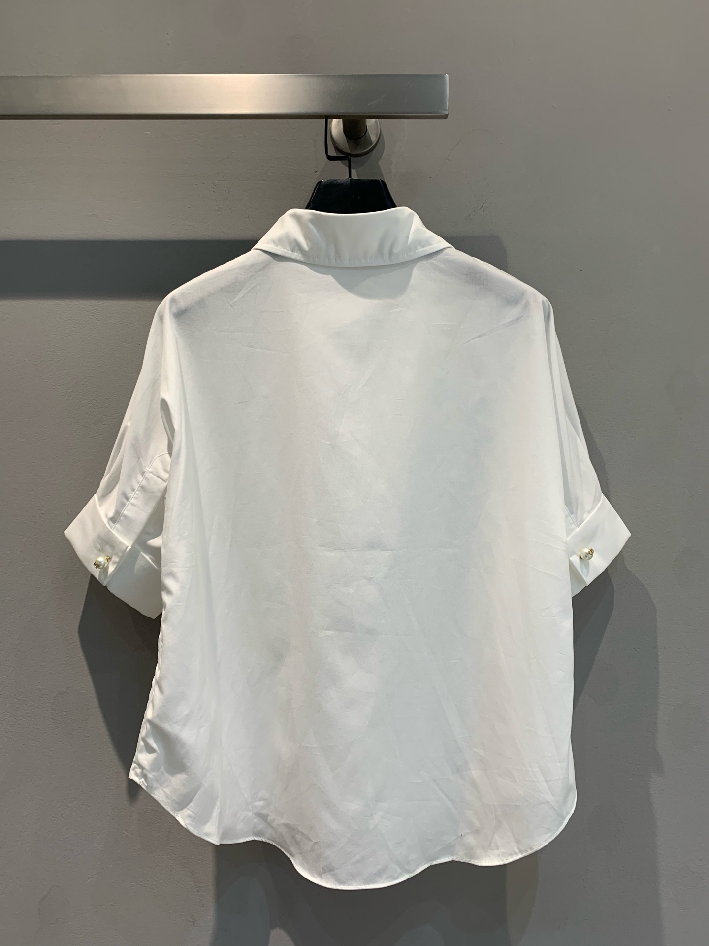 新款🔥出货啦📢！CD春夏新款短袖衬衫，采用原版定制锦棉面料，前摆饰以经典小蜜蜂cd刺绣，袖口和肩部设计使