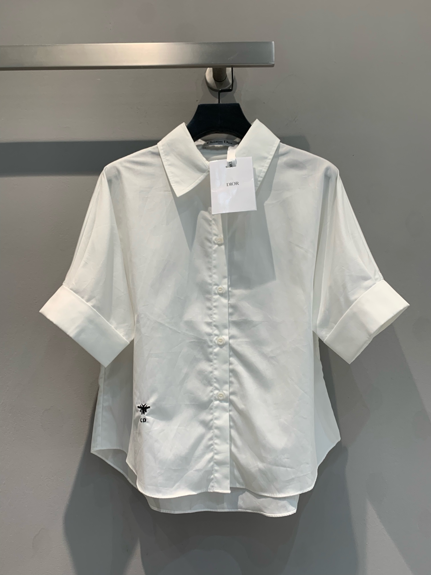 NO:313968,The new CD spring and summer new short-sleeved shirt is made of original customized brocade cotton fabric, with classic bee cd embroidery on the front, and the cuffs and shoulder designs make the soul of the entire shirt. The two inner open pearl buttons make the shoulder proportions more coordinated!  The upper body is really a super versatile item!  Various upper body effects are emerging one after another!  36-38-40,,shirts,T-shirt,alexander wang19860909新款出货啦CD春夏新款短袖衬衫,采用原版定制锦棉面料,前摆饰以经典小蜜蜂cd刺绣,袖口和肩部设计使整件衬衣的灵魂,两个内开式珍珠纽扣让肩部比例更加协调！上身真的是超级百搭单品！各种上身效果层出不穷！36-38-40,,shirts,T-shirt,alexander wang,Women's clothing