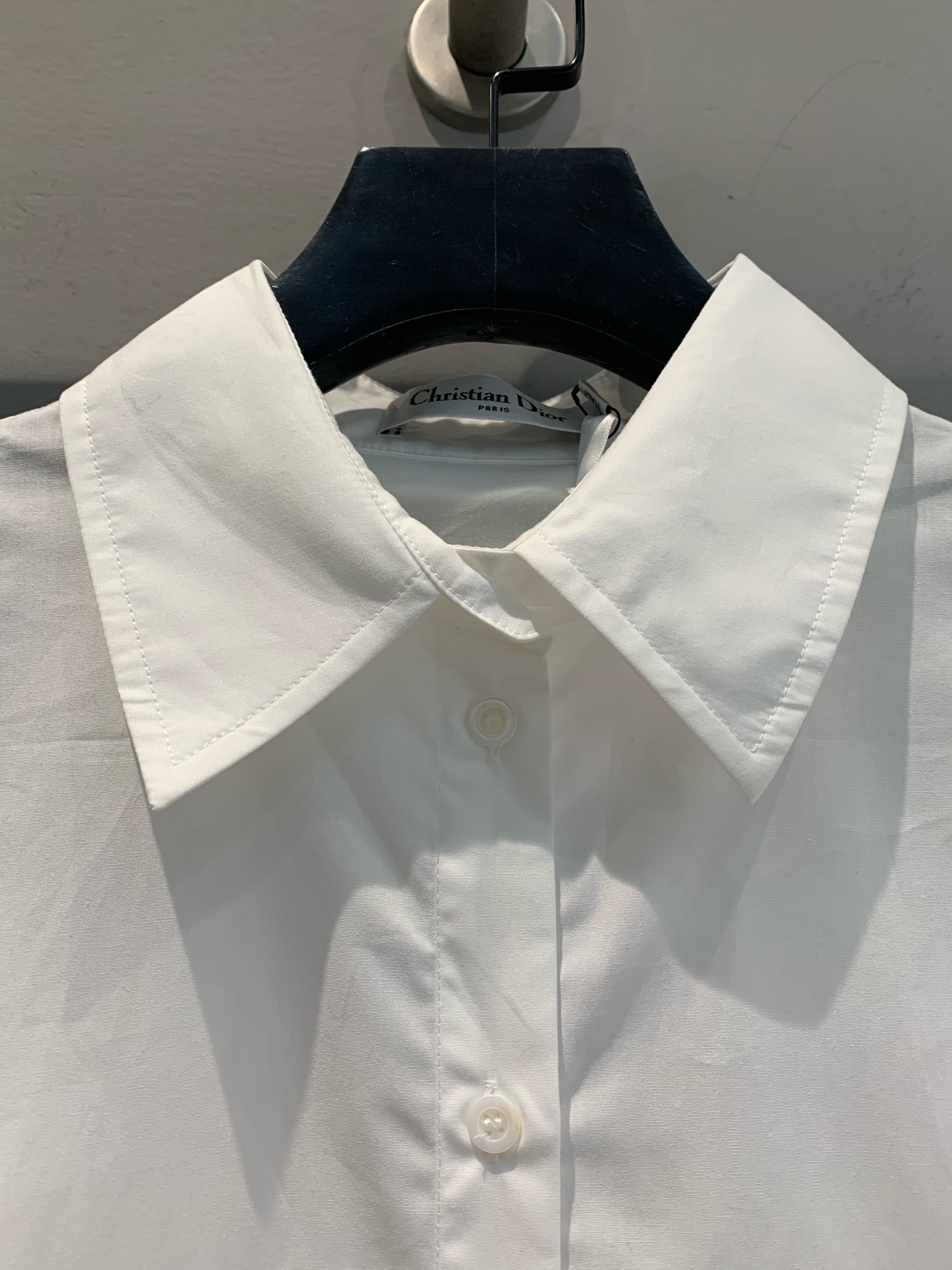 新款🔥出货啦📢！CD春夏新款短袖衬衫，采用原版定制锦棉面料，前摆饰以经典小蜜蜂cd刺绣，袖口和肩部设计使