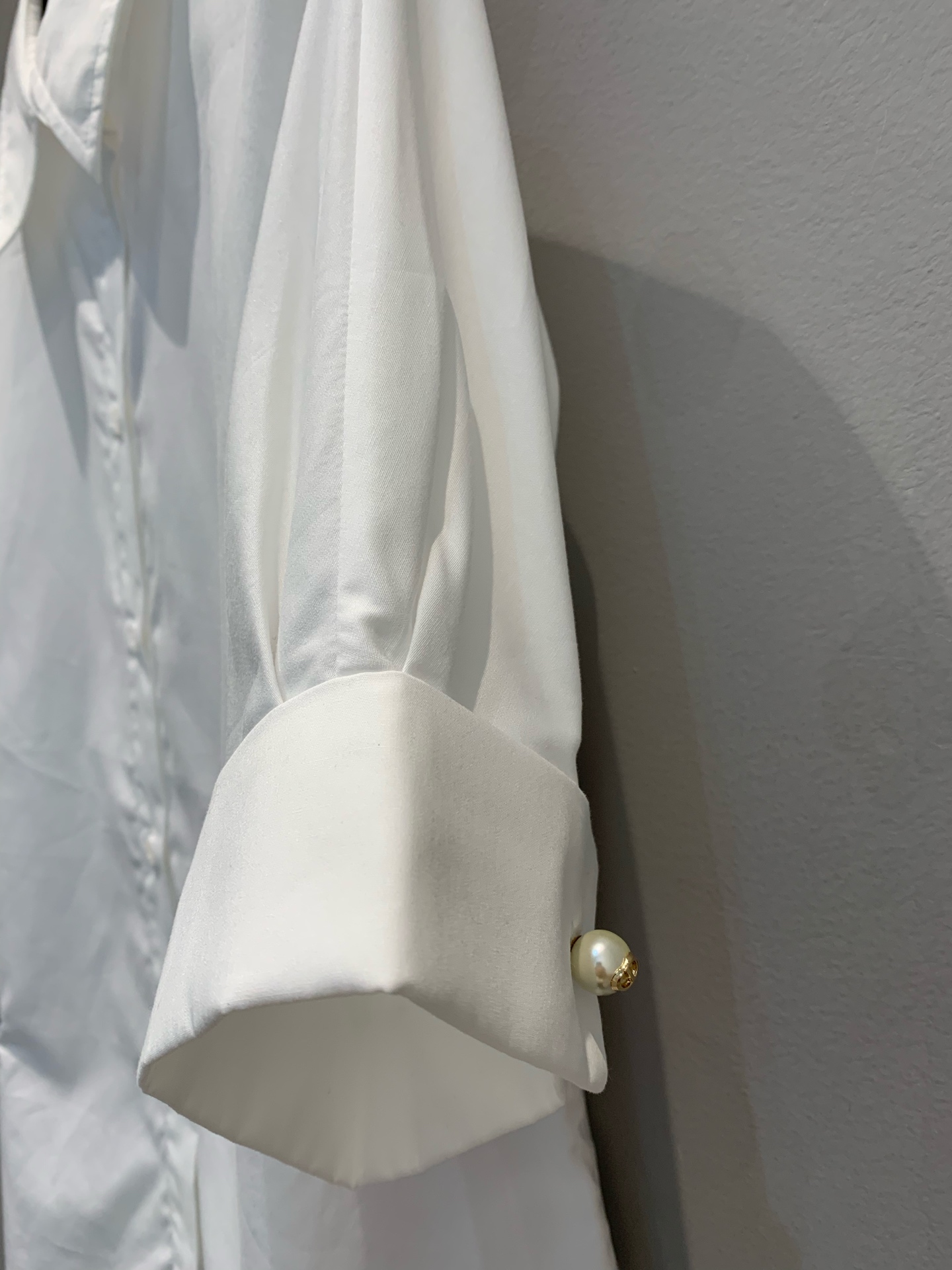 新款🔥出货啦📢！CD春夏新款短袖衬衫，采用原版定制锦棉面料，前摆饰以经典小蜜蜂cd刺绣，袖口和肩部设计使