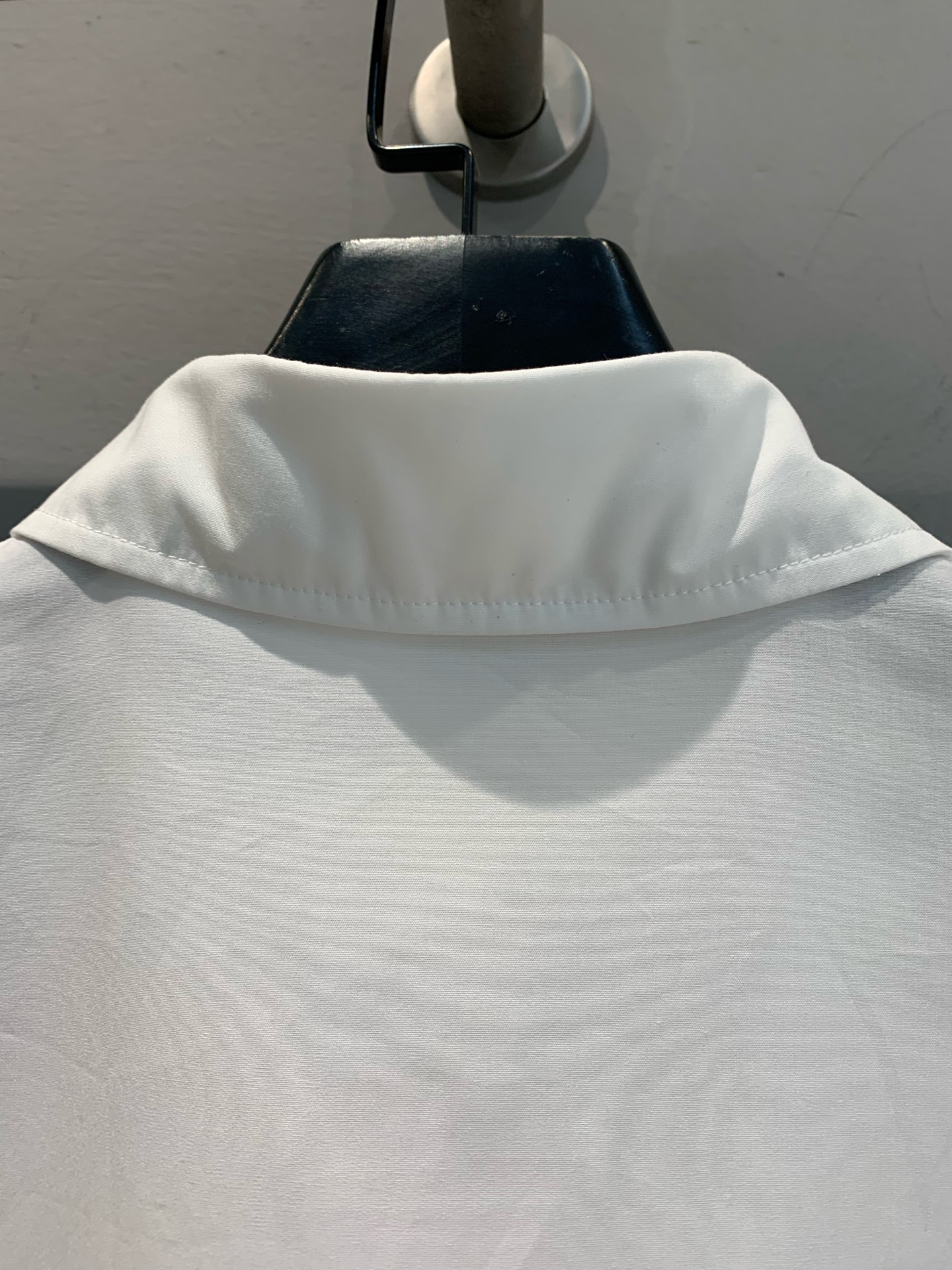 新款🔥出货啦📢！CD春夏新款短袖衬衫，采用原版定制锦棉面料，前摆饰以经典小蜜蜂cd刺绣，袖口和肩部设计使