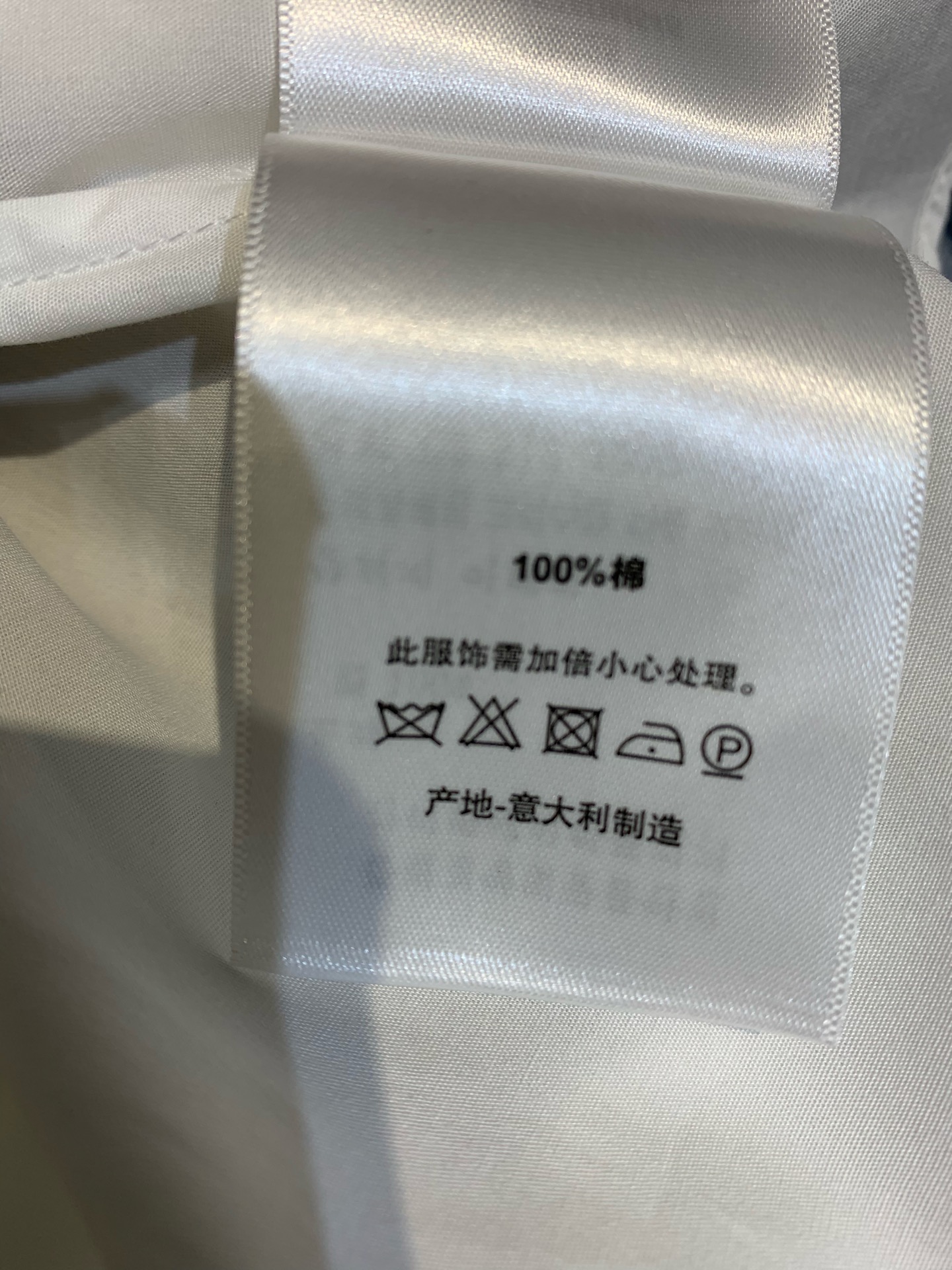 新款🔥出货啦📢！CD春夏新款短袖衬衫，采用原版定制锦棉面料，前摆饰以经典小蜜蜂cd刺绣，袖口和肩部设计使