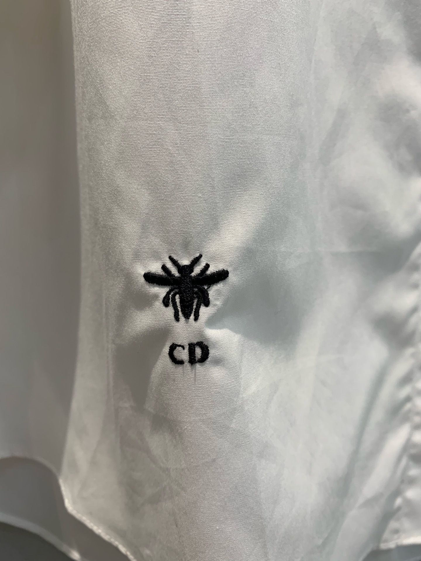 新款🔥出货啦📢！CD春夏新款短袖衬衫，采用原版定制锦棉面料，前摆饰以经典小蜜蜂cd刺绣，袖口和肩部设计使