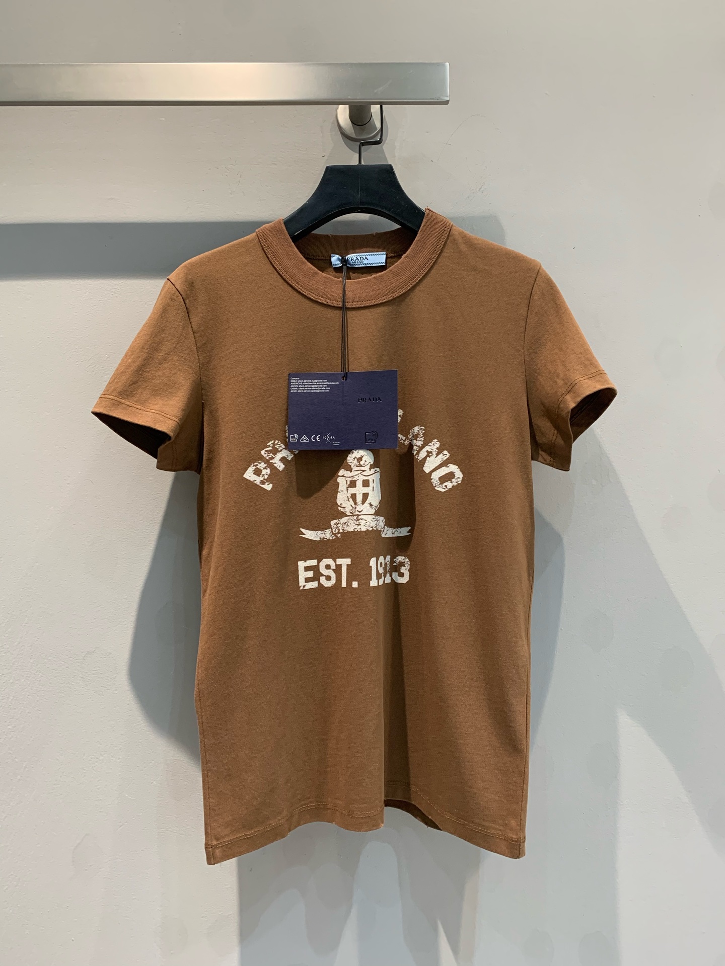 NO:313974,The new model is shipped and the original development Prad* 2025 spring and summer new letter logo short-sleeved T-shirt. 100% pure cotton fabric, American retro style printed design, small round neck highlights the fashionable atmosphere, and is easy to match without picking skin tone to make you look slim. Slim fit style, paired with high-waist wide-leg pants or short skirts, it is simply beautiful!  Wear easily to show the casual and lazy feeling of INS bloggers. Number of codes 36 38 40, prada, skirts, T-shirt, tees, t-shirt, alexander wang19860909新款出货啦原版开发 Prad* 2025春夏新款字母logo短袖T恤.百分百纯棉面料,美式复古风印花设计,小圆领突出时髦氛围感,不挑肤色易搭显瘦.修身版型 搭配高腰阔腿裤或短裙 简直美炸了！轻松穿出INS博主那种随意慵懒感.码数36 38 40,,prada,skirts,T-shirt,tees，t-shirt,alexander wang,Women's clothing