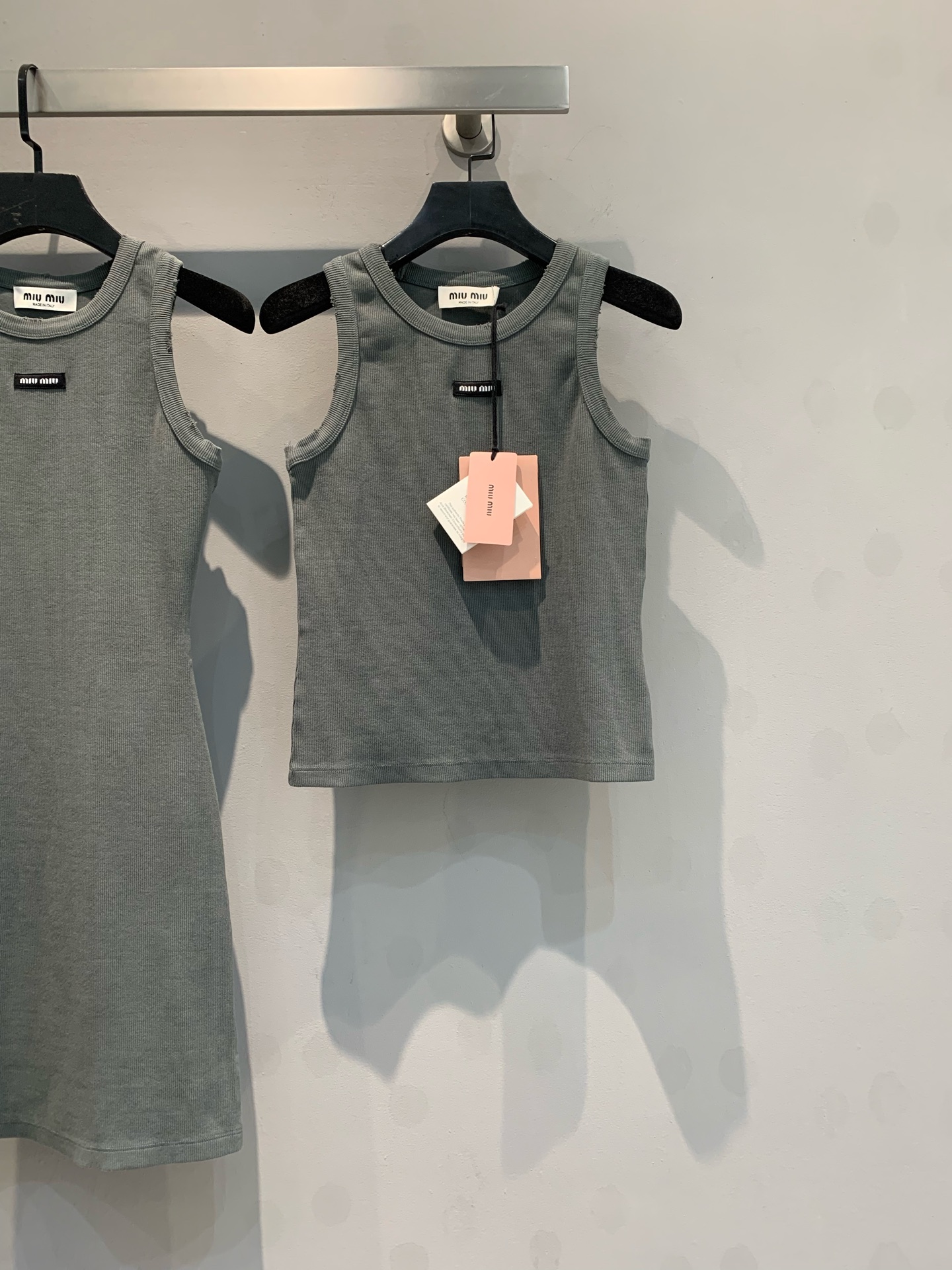 NO:313954,The new model shipped original development Miumi*2025 spring and summer new threaded cotton black-label elastic vest, this is a very elegant dark green. This dark green is a special color of the early spring of this year's Miao series. It is very versatile and white, and it can show off your body shape. It has a unique fashion attitude. The delicate ribbed material fits the body and shows graceful curves. The brand logo is low-key and embellishes, showing quality and style, and is a fashion choice for daily streets or parties. S M L,,miumiu,alexander wang19860909新款出货啦原版开发 Miumi*2025春夏新款螺纹棉黑标弹力背心,这是一款很高雅的墨绿色,这个墨绿色是今年缪系早春的一个特调颜色,很百搭很显白,非常能展示身材的百搭单品,经典色调,简约中透露着独特的时尚态度.细腻罗纹材质,贴合身形展现曼妙曲线.品牌标识低调点缀,彰显品质与格调,是日常出街或聚会的时尚优选.码数S M L,,miumiu,alexander wang,Women's clothing