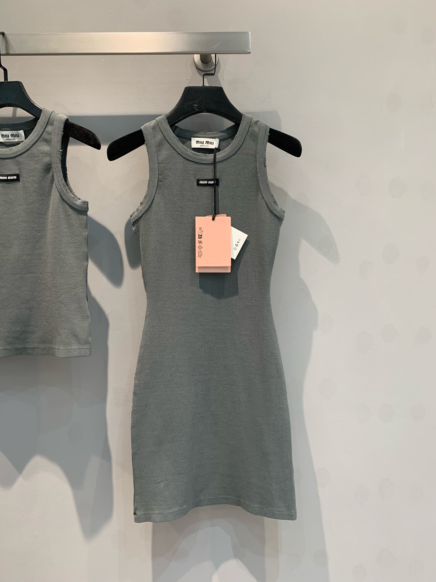 NO:313951,The new model shipped out original development Miumi*2025 spring and summer new threaded cotton black-label elastic vest skirt, this is a very elegant dark green. This dark green is a special color of the early spring of this year's Miao series. It is very versatile and white, and it can show off your body shape. It has a unique fashion attitude. The delicate ribbed material fits the body and shows graceful curves. The brand logo is low-key and embellishes, showing quality and style, and is a fashion choice for daily streets or parties. S M L,,miumiu, skirts, alexander wang19860909新款出货啦原版开发 Miumi*2025春夏新款螺纹棉黑标弹力背心裙,这是一款很高雅的墨绿色,这个墨绿色是今年缪系早春的一个特调颜色,很百搭很显白,非常能展示身材的百搭单品,经典色调,简约中透露着独特的时尚态度.细腻罗纹材质,贴合身形展现曼妙曲线.品牌标识低调点缀,彰显品质与格调,是日常出街或聚会的时尚优选.码数S M L,,miumiu,skirts,alexander wang,Women's clothing