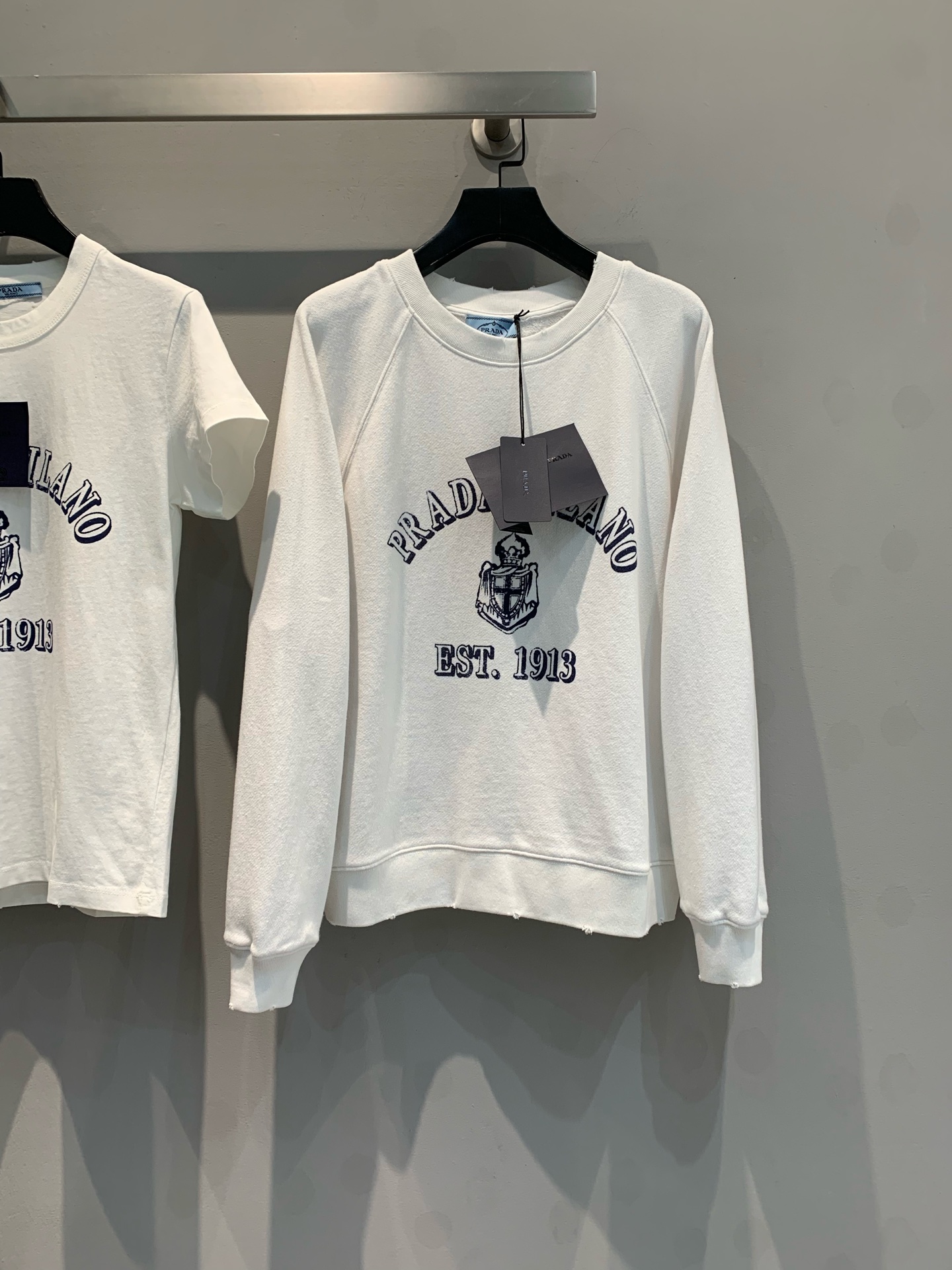 NO:313953,The new model shipped, original development Prad*2025 early spring new letter casual sweatshirt. Old letter printing, threaded neck trim, back collar contrast knitted triangle logo, plus fluff ring cotton, soft and fleshy close-fitting, not dry at all, hand-matched hole treatment with a little craftsmanship. Simple white base, exquisite logo and brand elements embellishment, fully showing the Italian fashion style. The brand heritage inherited from 1913, the upper body shows extraordinary taste, and is easily adapted to a variety of occasions. Fashion enthusiasts should not miss it. S M L,, prada, hoodie, sweatshirts, alexander wang19860909新款出货啦原版开发 Prad*2025早春新款字母休闲卫衣.做旧字母印花,螺纹领口饰边,后领撞色针织三角标识,加绒毛圈棉质细腻舒适感,是柔软又有肉感的贴身一点都不干涩,手工磨破破洞处理带点工艺点.简约白色基底,精致徽标与品牌元素点缀,尽显意式时尚格调.1913年传承至今的品牌底蕴,上身即展非凡品味,轻松适配多样场合,时尚爱好者不容错过.码数S M L,,prada,hoodie,sweatshirts,alexander wang,Women's clothing