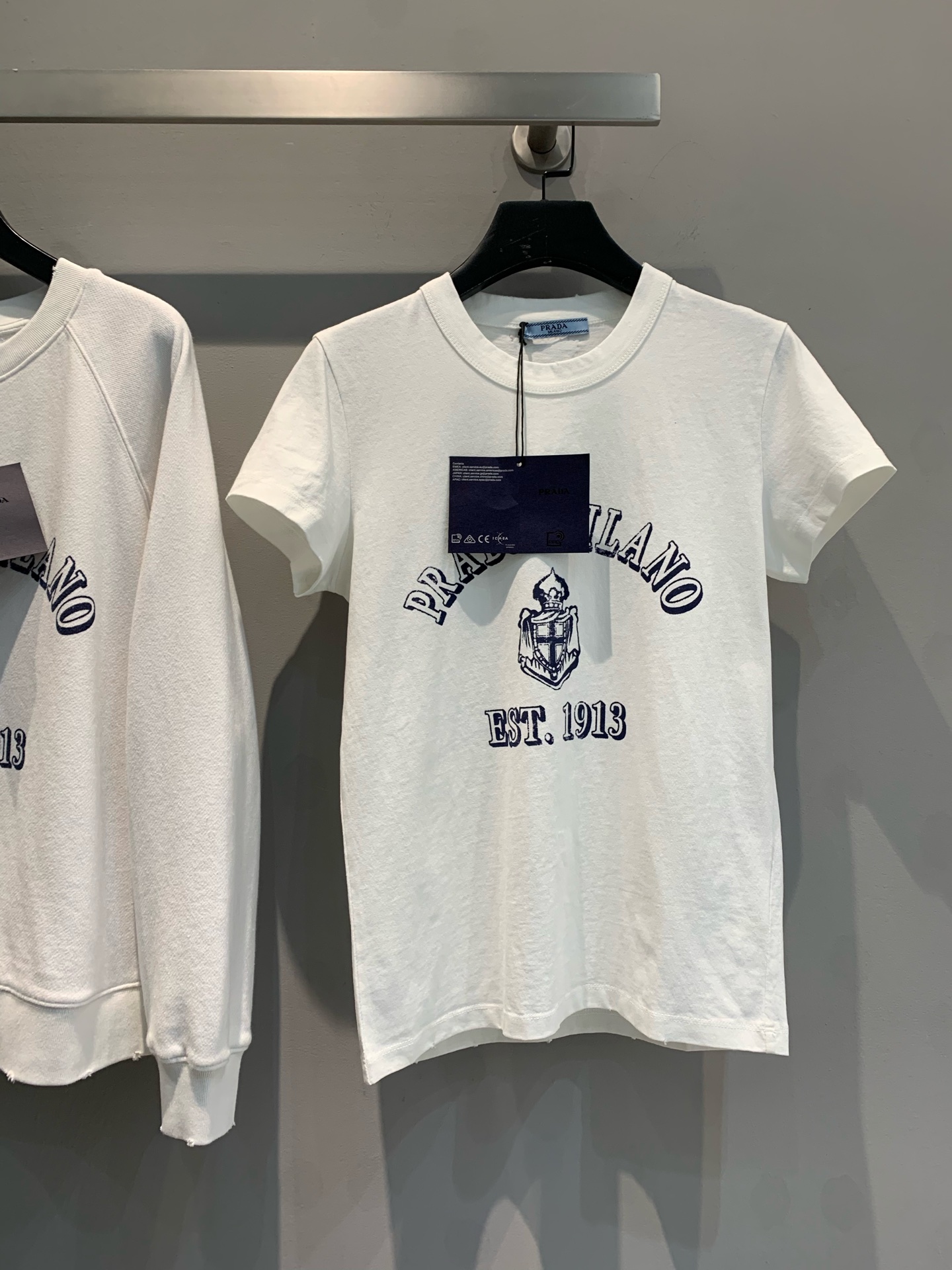 NO:313960,New models are shipped. Original development. Prad* 2025 spring and summer new letter logo short-sleeved T-shirt. 100% pure cotton fabric, American retro style printed design, small round neck highlights the fashionable atmosphere, and is easy to match without picking skin tone to make you look slim. Slim fit style, paired with high-waist wide-leg pants or short skirts, it is simply beautiful!  Wear easily to show the casual and lazy feeling of INS bloggers. Number of codes 36 38 40, prada, skirts, T-shirt, tees, t-shirt, alexander wang19860909新款出货啦 原版开发 Prad* 2025春夏新款字母logo短袖T恤.百分百纯棉面料,美式复古风印花设计,小圆领突出时髦氛围感,不挑肤色易搭显瘦.修身版型 搭配高腰阔腿裤或短裙 简直美炸了！轻松穿出INS博主那种随意慵懒感.码数36 38 40,,prada,skirts,T-shirt,tees，t-shirt,alexander wang,Women's clothing