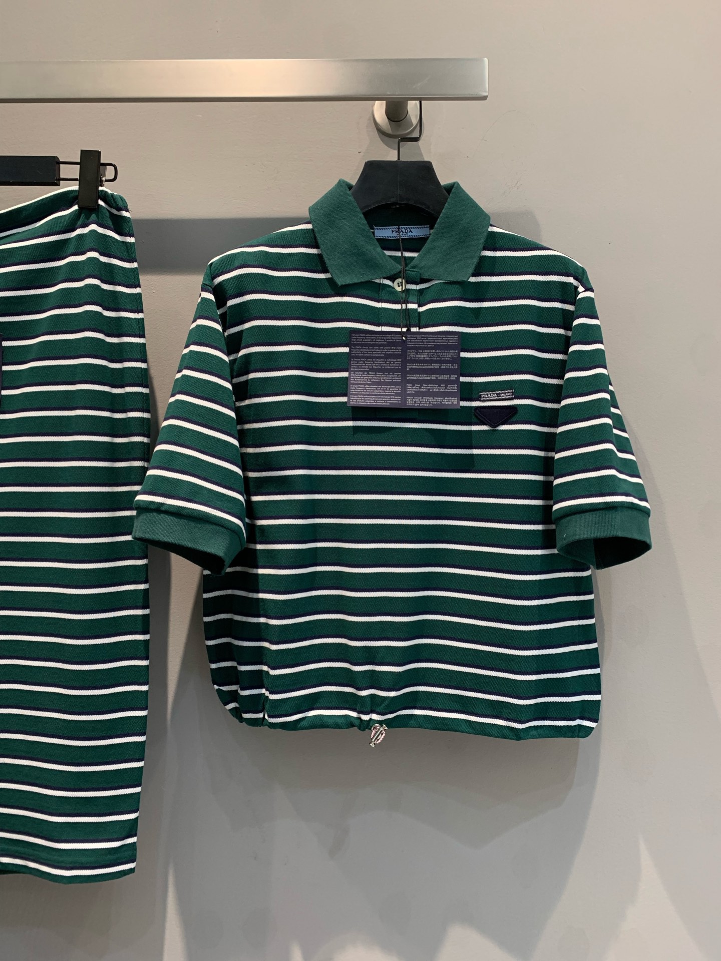 NO:313934,The new style shipped top skirt original development Prad* early spring new color woven striped suit, classic striped elements, comfortable bead floor cotton all-cotton color woven, create a layered sense with bright contrast colors, very elegant and white colors, and can be very exciting when worn or layered. The polo casual suit can be layered, and whether it is clothes or skirts alone, it is also very beautiful to match, size 36 38 40, prada, skirts, alexander wang19860909新款出货啦上衣半裙原版开发 Prad*早春新款色织条纹套装,经典条纹元素,舒爽珠地棉全棉色织,以鲜明撞色打造层次感,很气质显白的颜色,内搭或叠穿都可以非常精彩.polo休闲套装是可以叠穿的,而且无论是衣服还是裙子单独拿出来搭配也是非常好看的,码数36 38 40,,prada,skirts,alexander wang,Women's clothing