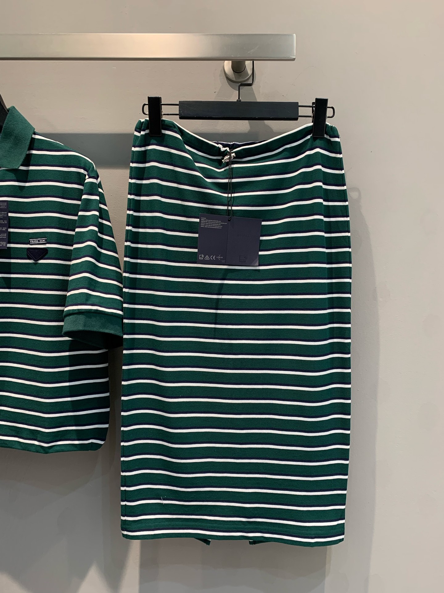 NO:313938,The new style shipped top skirt original development Prad* early spring new color woven striped suit, classic striped elements, comfortable bead floor cotton all-cotton color woven, create a layered sense with bright contrast colors, very elegant and white colors, and can be very exciting when worn or layered. The polo casual suit can be layered, and whether it is clothes or skirts alone, it is also very beautiful to match, size 36 38 40, prada, skirts, alexander wang19860909新款出货啦上衣半裙原版开发 Prad*早春新款色织条纹套装,经典条纹元素,舒爽珠地棉全棉色织,以鲜明撞色打造层次感,很气质显白的颜色,内搭或叠穿都可以非常精彩.polo休闲套装是可以叠穿的,而且无论是衣服还是裙子单独拿出来搭配也是非常好看的,码数36 38 40,,prada,skirts,alexander wang,Women's clothing