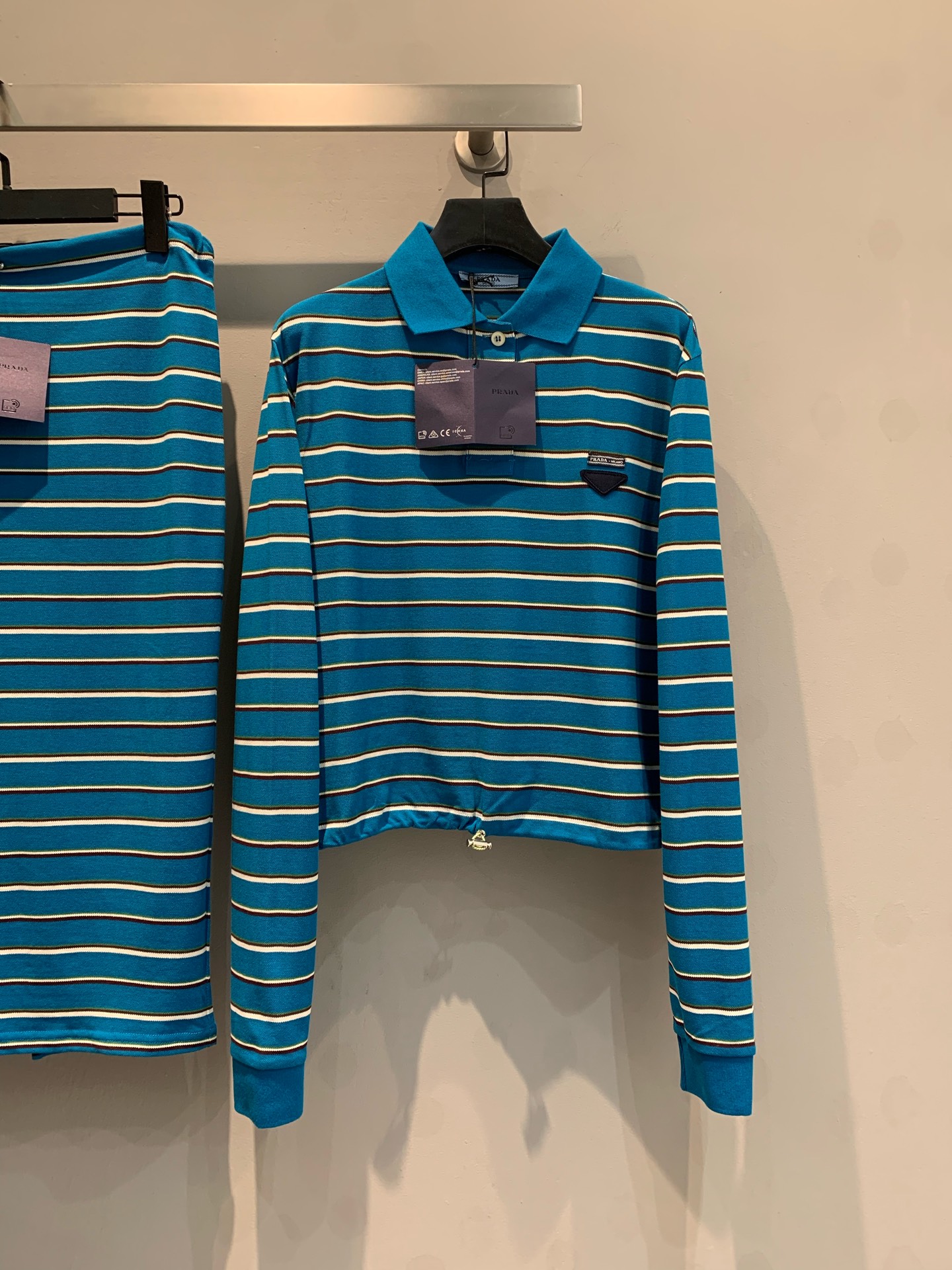 NO:313942,The new style shipped top skirt original development Prad* early spring new color woven striped suit, classic striped elements, comfortable bead floor cotton all-cotton color woven, create a layered sense with bright contrast colors, very elegant and white colors, and can be very exciting when worn or layered. The polo casual suit can be layered, and whether it is clothes or skirts alone, it is also very beautiful to match, size 36 38 40, prada, skirts, alexander wang19860909新款出货啦上衣半裙原版开发 Prad*早春新款色织条纹套装,经典条纹元素,舒爽珠地棉全棉色织,以鲜明撞色打造层次感,很气质显白的颜色,内搭或叠穿都可以非常精彩.polo休闲套装是可以叠穿的,而且无论是衣服还是裙子单独拿出来搭配也是非常好看的,码数36 38 40,,prada,skirts,alexander wang,Women's clothing