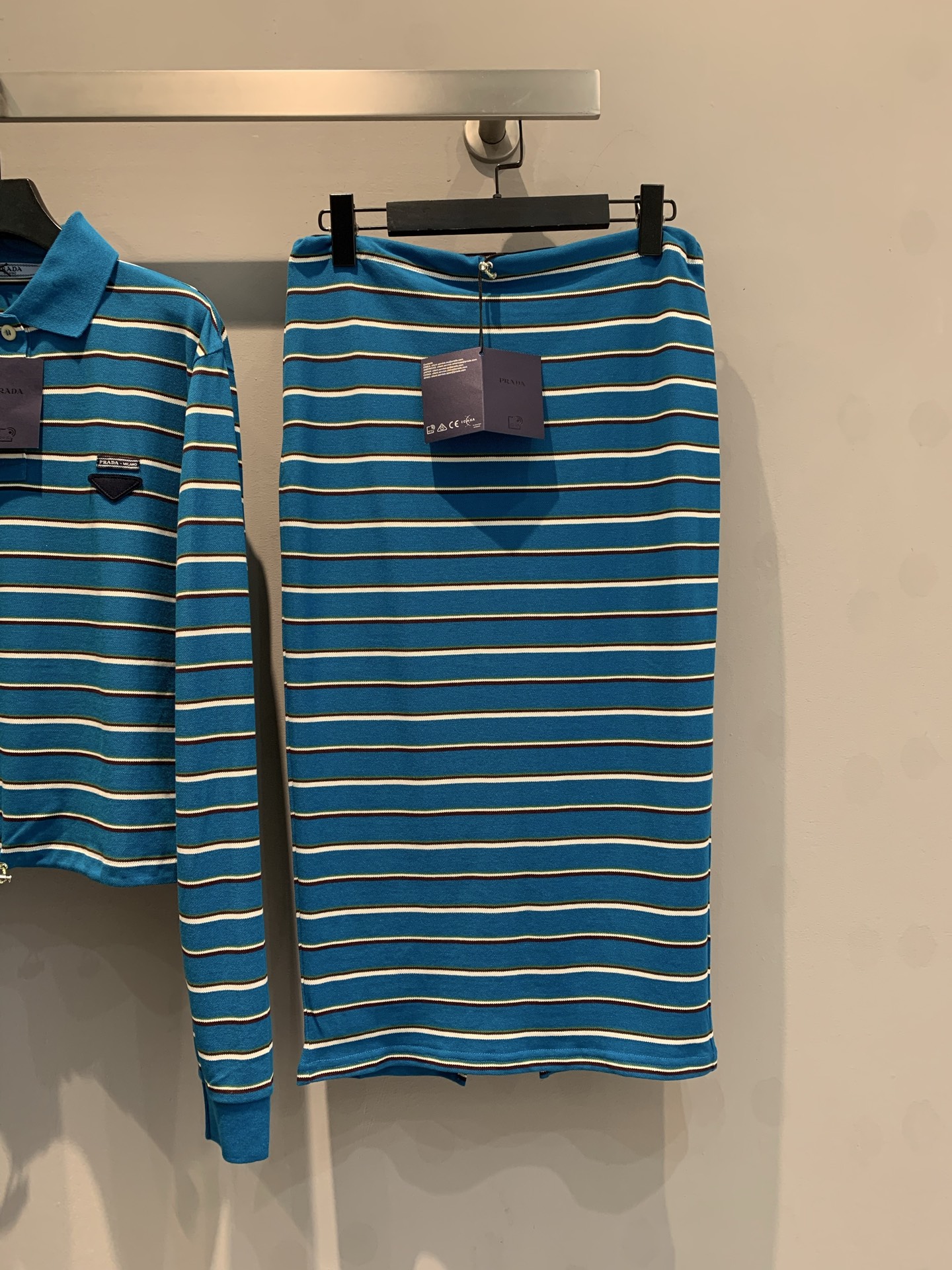 NO:313946,The new style shipped top skirt original development Prad* early spring new color woven striped suit, classic striped elements, comfortable bead floor cotton all-cotton color woven, create a layered sense with bright contrast colors, very elegant and white colors, and can be very exciting when worn or layered. The polo casual suit can be layered, and whether it is clothes or skirts alone, it is also very beautiful to match, size 36 38 40, prada, skirts, alexander wang19860909新款出货啦上衣半裙原版开发 Prad*早春新款色织条纹套装,经典条纹元素,舒爽珠地棉全棉色织,以鲜明撞色打造层次感,很气质显白的颜色,内搭或叠穿都可以非常精彩.polo休闲套装是可以叠穿的,而且无论是衣服还是裙子单独拿出来搭配也是非常好看的,码数36 38 40,,prada,skirts,alexander wang,Women's clothing