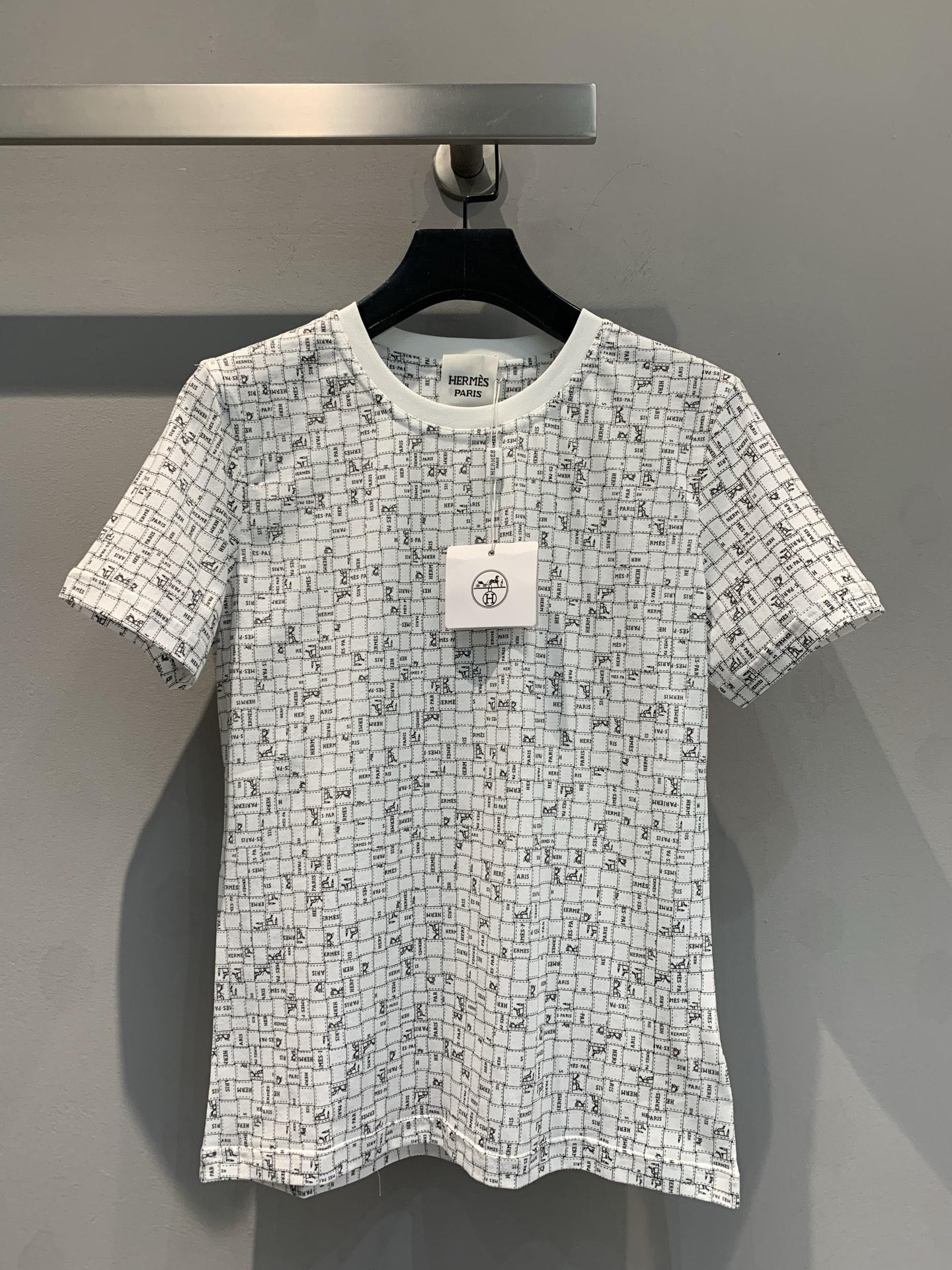 NO:313972,New models are shipped. Original development. Hjia 2025 spring and summer new pure cotton full-print letter T-shirt. Select high-quality pure cotton fabrics, which feel soft and skin-friendly. Classic full-print design shows the brand's unique aesthetics and exquisite craftsmanship, perfectly blending elegance and fashion, and is a superior choice for showing taste in the wardrobe. Number of 36 38 40,,tees, t-shirt,alexander wang19860909新款出货啦 原版开发 H家2025春夏新款纯棉满印字母T恤.甄选优质纯棉面料,触感柔软亲肤.经典满印设计,尽显品牌独特美学与精湛工艺,将优雅与时尚完美融合,是衣橱中彰显品味的上乘之选. 码数36 38 40,,tees，t-shirt,alexander wang,Women's clothing