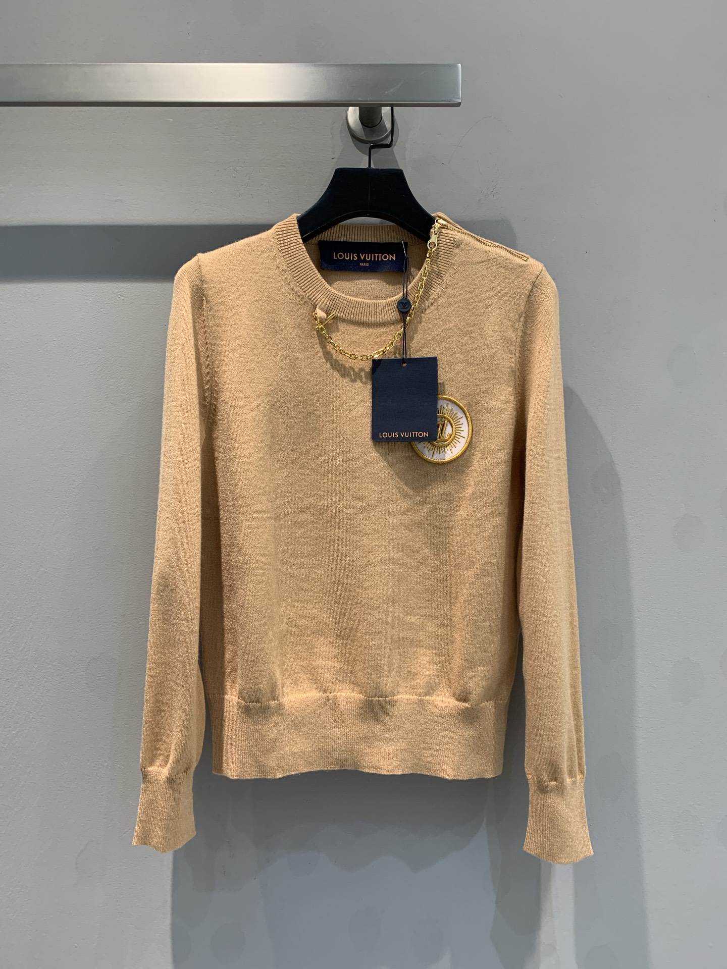 NO:313952,Special offer: LaLjia autumn and winter new Zhangzai long-sleeved sweater, using original fixed-dye ultra-fine wool yarn, embroidered with the chest badge, soft and soft skin on the upper body!  The side shoulder zipper and neckline chain design add a little liveliness to the clothes, and it is very exciting with skirts or trousers!  Camel 36-38-40,,louis vuitton,skirts,alexander wang19860909特价 新款出货啦L家秋冬新款章仔长袖针织衫,采用原版定染超细羊毛纱线,胸前徽章刺绣,上身肤感软糯！侧肩拉链和领口链条设计给衣服增加些许活泼,搭配半裙或者长裤都非常出彩！驼色 36-38-40,,louis vuitton,skirts,alexander wang,Women's clothing