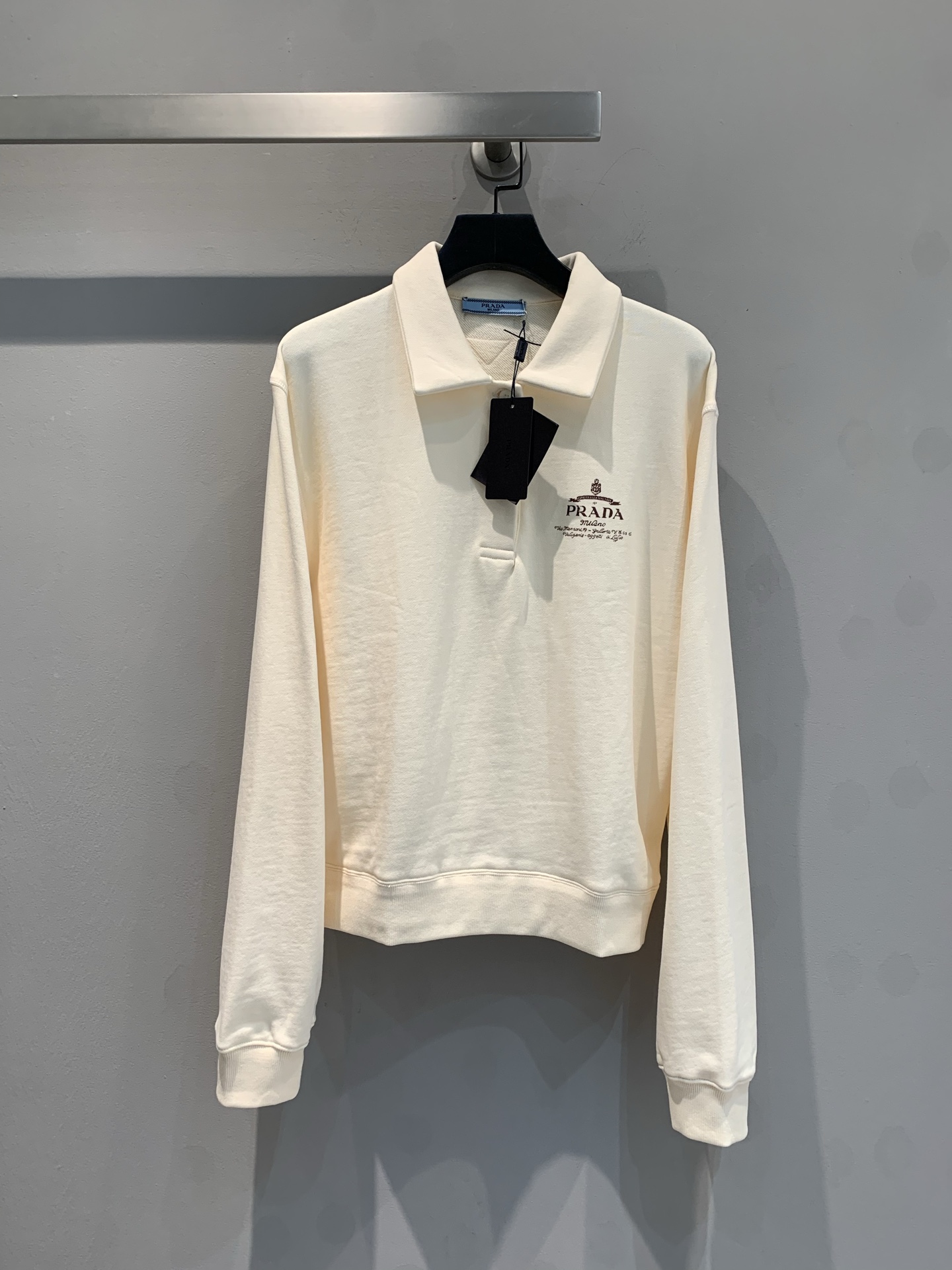 NO:315201,New models shipped Prad* Early Spring New Model Micro-label Printed Polo Collar Sweater | Exclusive original development!  High-end production!  Macaron color matching!  3D crop loose regular length!  It looks so slim and hides the flesh and is not picky about people. The logo on the chest is recognizable! There is also a new version of the logo on the back!  Exquisite and elegant light sports style items~Polo is so suitable to be full of vitality!  The upper body turns on vitality and good mood~ can only be described as pure and sweet~ Spot SML, prada, hoodie, sweatshirts, alexander wang19860909新款出货啦Prad*早春新款 微标印花polo领卫衣丨独家原版开发！高版出品！奶呼呼的马卡龙配色！3D裁剪宽松常规长度！巨显瘦非常藏肉不挑人~胸前的徽标更是辨识度妥妥的!后片还有新版的徽标！精致优雅轻运动风单品~Polo 领元气满满太合适了！上身开启活力好心情~只能用清纯甜美来形容呀～现货SML,,prada,hoodie,sweatshirts,alexander wang,Women's clothing