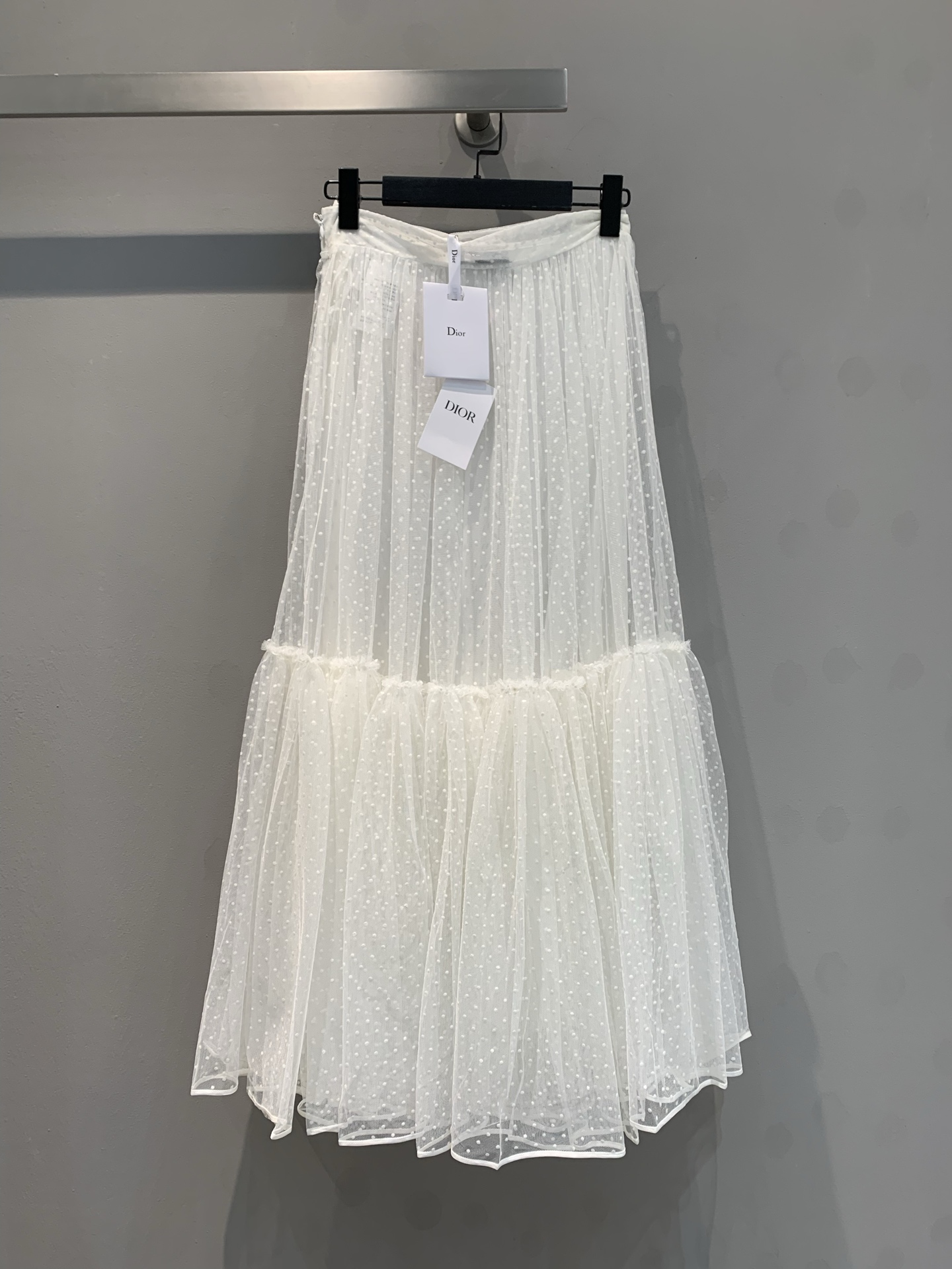 NO:314608,Special offer!  New style is shipped CD Early Spring New Fairy Gauze Skirt, original fixed woven double-layer mesh splicing pleated super large hem, mulberry silk lining, the whole skirt is extremely material-free. The upward effect is super fairy, this season's tops can be matched with this gauze skirt, which is a universal must-have!  36-38-40,,skirts,alexander wang19860909特价！新款出货啦CD早春新款仙女纱裙,原版定织双层网纱拼接褶皱超大下摆,桑蚕丝里衬,整件半裙极为费料.上升效果超仙,这一季上衣几乎都可用这条纱裙搭配,万能必入款！36-38-40,,skirts,alexander wang,Women's clothing