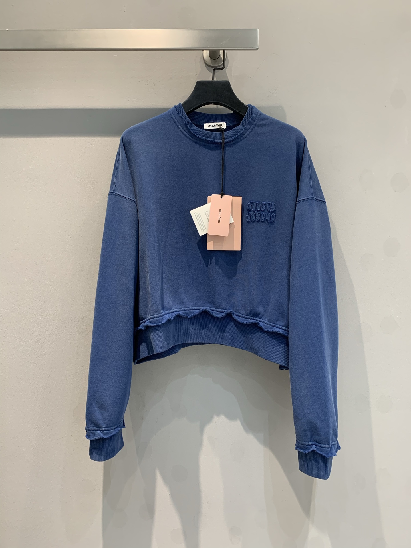 NO:314600,New style shipment Original development Miumi* autumn and winter new letter logo used in the old blue sweatshirt. The loose shoulder-length style is washed with a long effect. The whole piece is heavy and the burr effect is deliberate. The craftsmanship is more complicated than the general style. The short-length design can easily lengthen the body proportions to wear long legs. Handmade letter patch details, neckline and cuffs are used to make small curly edges. The pants look more neat and exquisite, and they will also have a cool flavor. Number 36 38 40,,miumiu,hoodie,sweatshirts,alexander wang19860909新款出货 原版开发 Miumi*秋冬新款字母logo做旧蓝卫衣 宽松落肩版型洗水后做旧效果,整件克重高,毛边效果是刻意的,工艺比一般版型更加繁复 长度短款设计很容易拉长身材比例穿出大长腿 手工字母贴布细节,领口、袖口做旧小卷边 搭配系列裤子显得更利落精致一些,也会有种酷酷的味道.码数36 38 40,,miumiu,hoodie,sweatshirts,alexander wang,Women's clothing