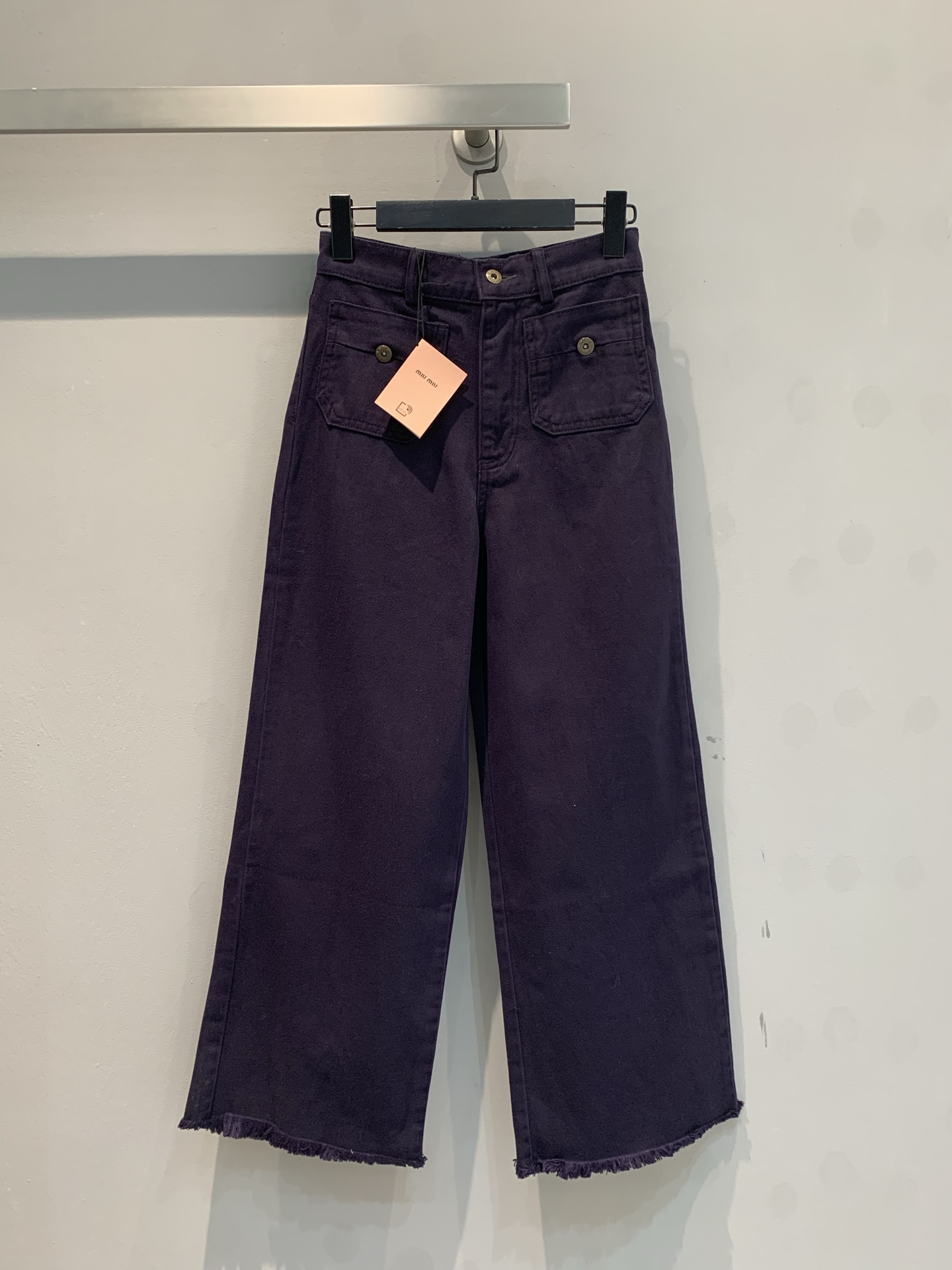 NO:314620,New models shipped, new MiuMi* spring and summer new straight-leg jeans, using imported twill denim fabric, four-pocket front and rear decoration highlights casual feel, hem burrs, and the upper body makes you look slimming and covering your flesh. You must buy a rare hit version!  36-38-40,,miumiu,jeans,alexander wang19860909新款出货啦新款MiuMi*春夏新款直筒牛仔裤,采用进口斜纹牛仔面料,前后四口袋装饰突出休闲感,下摆毛边工艺,上身显瘦遮肉,不可多得的爆款一定要入手！36-38-40,,miumiu,jeans,alexander wang,Women's clothing