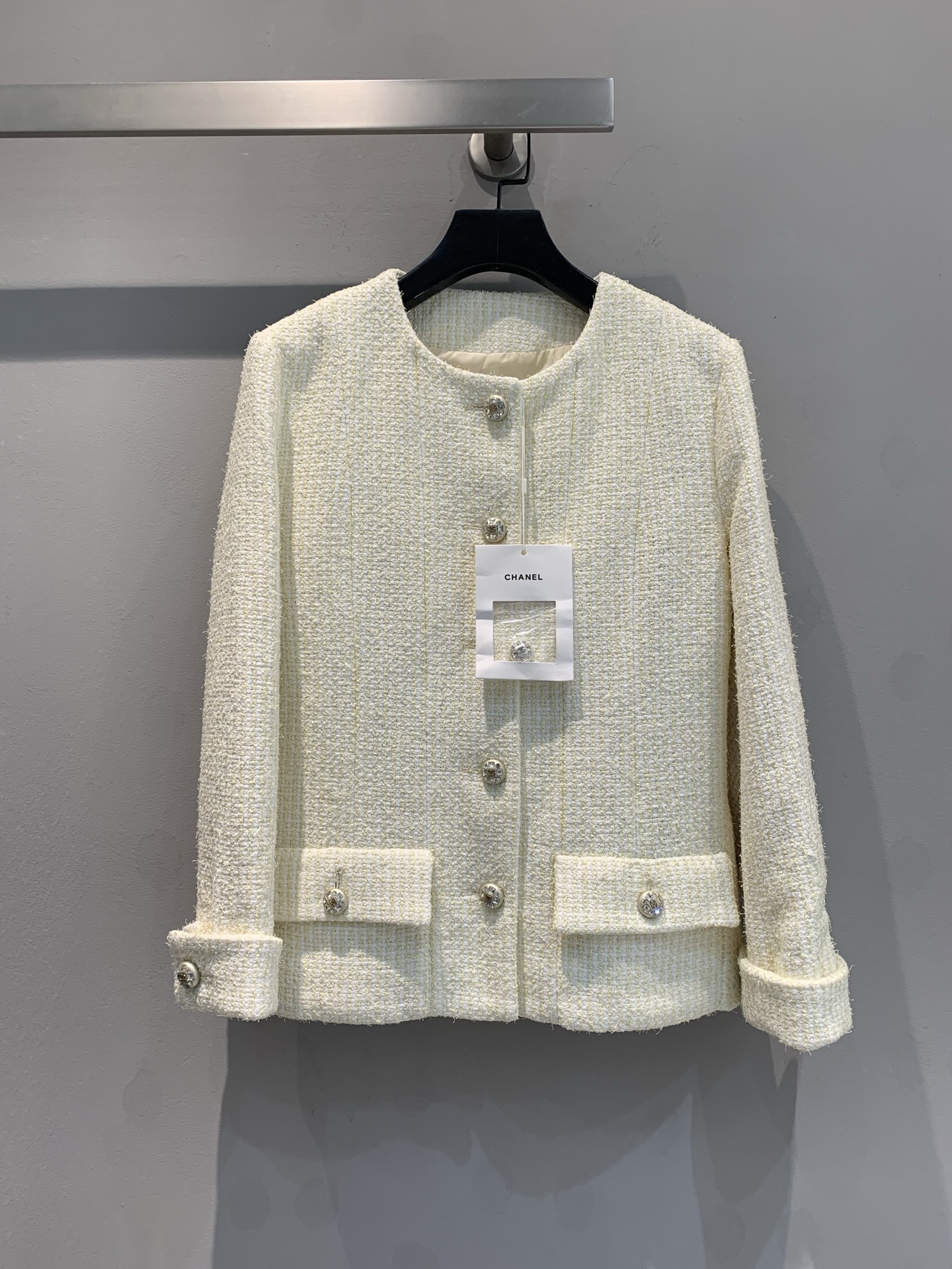 NO:314614,special!  New model is shipped M!  Dust bag hanger!  C home spring and summer high-end ready-to-wear series, yellow twill jacket, purchased by YB48700, original diamond double C buttons, Xiaoxiang each button is very beautiful and expensive. The pockets are purely hand-sewn, not machine-car lines. The whole jacket has a summery atmosphere, and is lined with mulberry silk. There is one thing that seems to be the same in the clothes. It is a flaw if you don’t do the same thing right!  36-38-40, chanel,jackets & coats,alexander wang19860909特！新款出货啦M！防尘袋衣架！C家春夏高级成衣系列,黄色斜纹软呢外套,YB48700购入,原版开模钻石双C纽扣,小香的每款纽扣都很漂亮,也很贵.口袋都是纯手工缝制,而非机器车线.整件外套超有夏日气息,桑蚕丝里衬.外表看似一样的衣服有一个点没有做对整件衣服都是败笔！36-38-40,,chanel,jackets & coats,alexander wang,Women's clothing