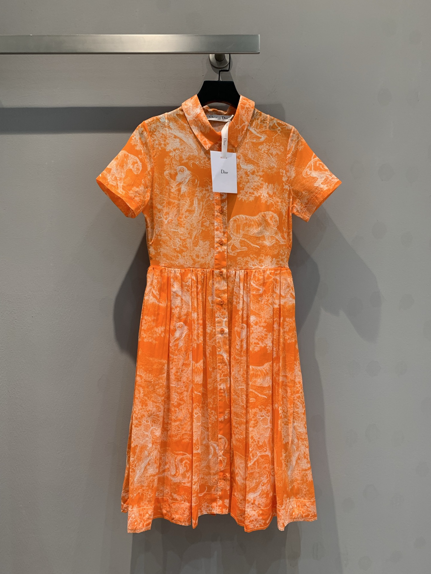 NO:314606,New model is shipped Original development CD Early spring new lapel short-sleeved positioning animal dress Shirt-style dress is decorated with Dior's iconic Juyi prints carefully crafted in cotton tulle Flexible mid-length design Front buttons Mother-of-pearl buttons Paired with wide corner collar and pleated details to enhance style Highlight waist curves Light texture Elegant and flexible, light and elegant ~ 36 38 40,,dior,skirts,shirts,T-shirts,alexander wang19860909新款出货啦 原版开发 CD早春新款翻领短袖定位动物连衣裙 衬衫式连衣裙饰以 Dior 标志性的茹伊印花 采用棉质薄纱精心制作 飘逸的中长款设计 正面纽扣开合珍珠母贝纽扣 搭配宽角领和褶裥细节提升格调 突显腰部曲线 质感轻盈 典雅又灵动,轻扬而风姿卓越~码数36 38 40,,dior,skirts,shirts,T-shirt,alexander wang,Women's clothing