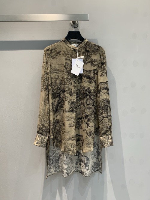 Elegante Blusa Dior con Estampado Toile de Jouy y Diseño Asimétrico 1 Elegante Blusa Dior con Estampado Toile de Jouy y Diseño Asimétrico